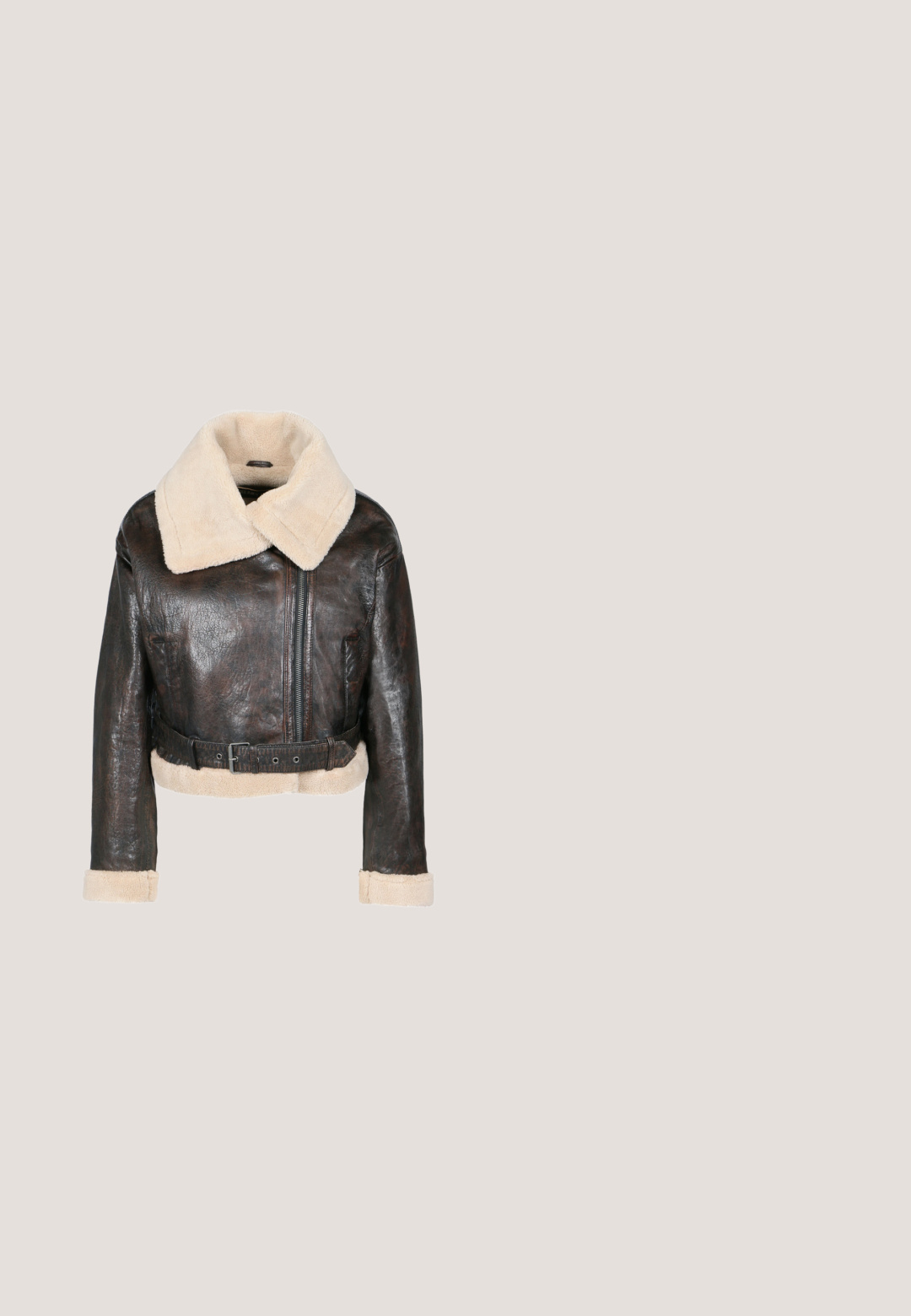 Dunkelbraune Lederjacke mit weitem beigen Lammfellkragen, Lammfellmanschetten, einem Frontreißverschluss und einem Gürtel in der Taille.; Braunes cropped T-Shirt mit großem gotischem Text "True Religion brand jeans" und einer schwachen Hufeisengrafik im Hintergrund.; True Religion Flared Jeans - indigo upgrade; Brauner und beiger Steve Madden Sneaker mit Strasssteinen, dicker Sohle und sichtbarem Logo an der Seite, von der Außenseite vor weißem Hintergrund gezeigt.; Braune Leder-Hobo-Tasche mit gesteppter Frontplatte, verziert mit kleinen Messingnieten und einem einzelnen Schulterriemen.; Goldene Gliederarmband mit bunten herzförmigen und runden Anhängern, darunter Steine und gravierte Details, gleichmäßig entlang der Kette verteilt.
