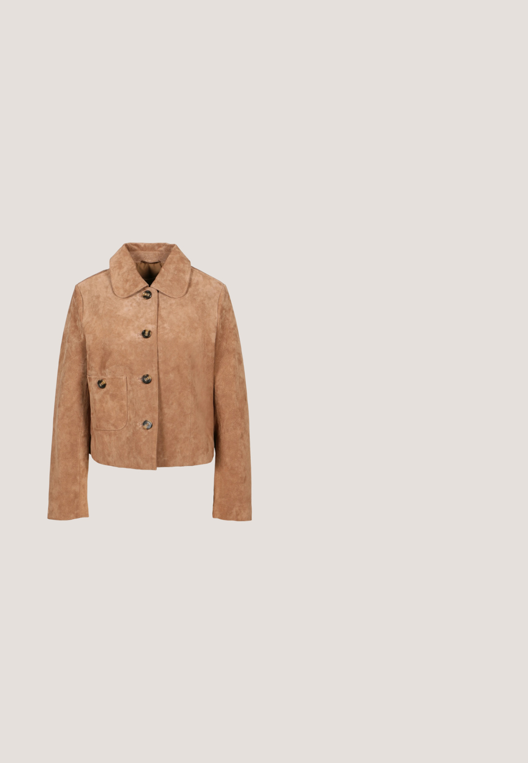 Lysebrun ruskind cropped jakke med lange ærmer, rundet krave, fire knapper foran og en knaplukket lomme på venstre side.; Lys olivengrøn turtleneck sweater lavet af blødt strikstof. Har en løs pasform, ribbet krave og manchetter samt en lige søm ved taljen.; Blå denim skjorte med lange ærmer, trykknapper, spids krave og rhinsten-detaljer langs bærestykke og kravekanter.; Mørkeblå vidde denimjeans med frontknap, bæltestropper og fem lommer, vist på en hvid baggrund.; Mørkebrun læder ankelstøvle med sort tåhætte, blokhæl og snøredetalje bagpå.; Brun ruskinds tote bag med et rummeligt design, snørelukning og to lange håndtag for nem transport. Blød tekstur uden synlige mønstre.