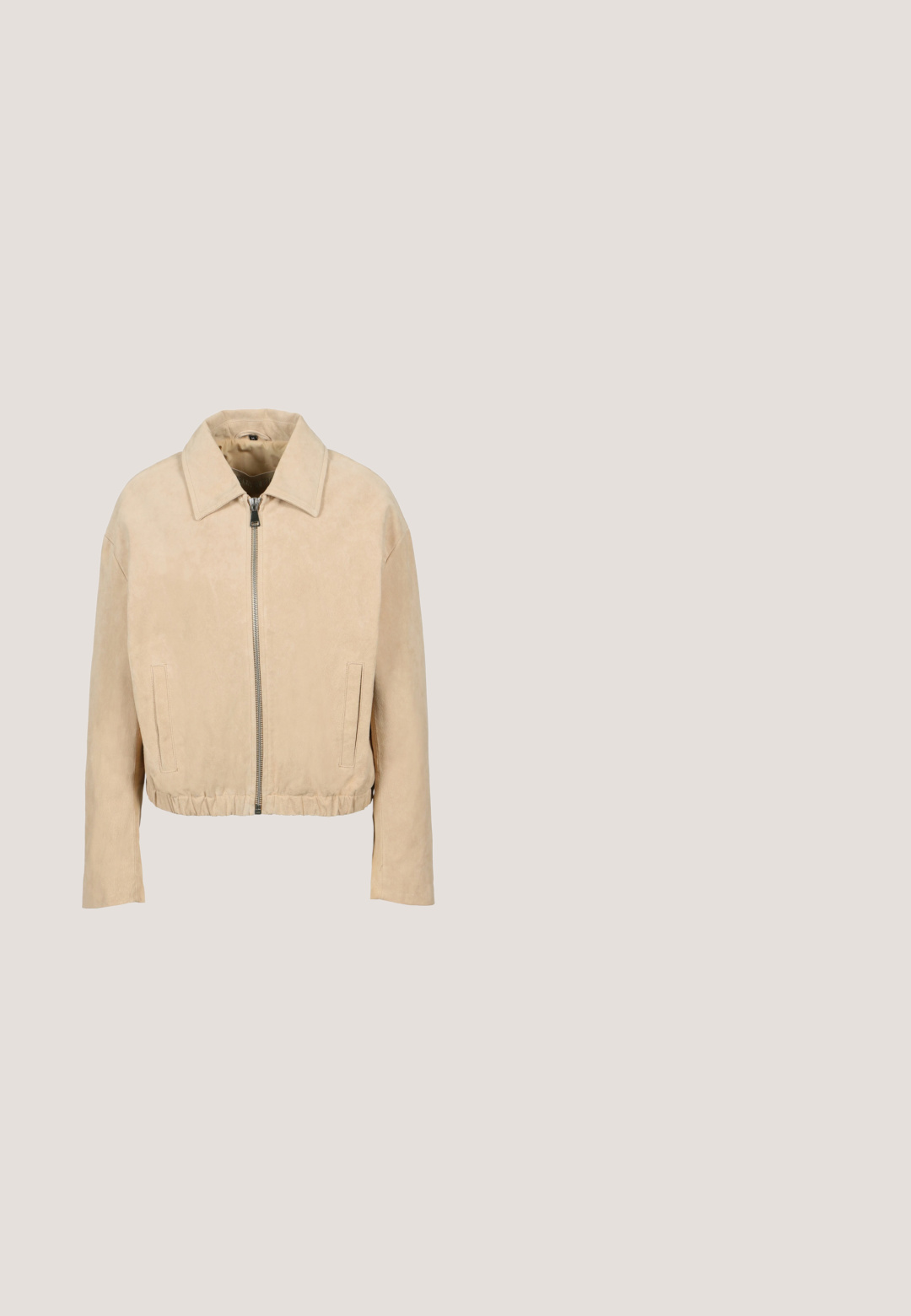 Beige cropped jakke i ruskind med lynlås foran, spids krave, lange ærmer, to lodrette lommer og elastisk kant.; Lyseblå bomuld t-shirt med rund halsudskæring og korte ærmer. Har rød broderet tekst "Love" på venstre brystområde.; Denim nederdel med en frontslids, i midlængde, i en lys til mellemblå vask. Har fem lommer og en talje med bæltestropper.; Hvide sneakers med røde detaljer, tekstureret ruskind og gummisåler. Har flade snørebånd med et rød- og hvidt mønster. Letvægtsdesign.; Lille beige læderhåndtaske med en samlet, rundet hank og justerbar skulderrem på en hvid baggrund.; Guld hoops øreringe med en glat, skinnende overflade. Cirkulær form med en tykk profil og en stift til sikker fastgørelse.