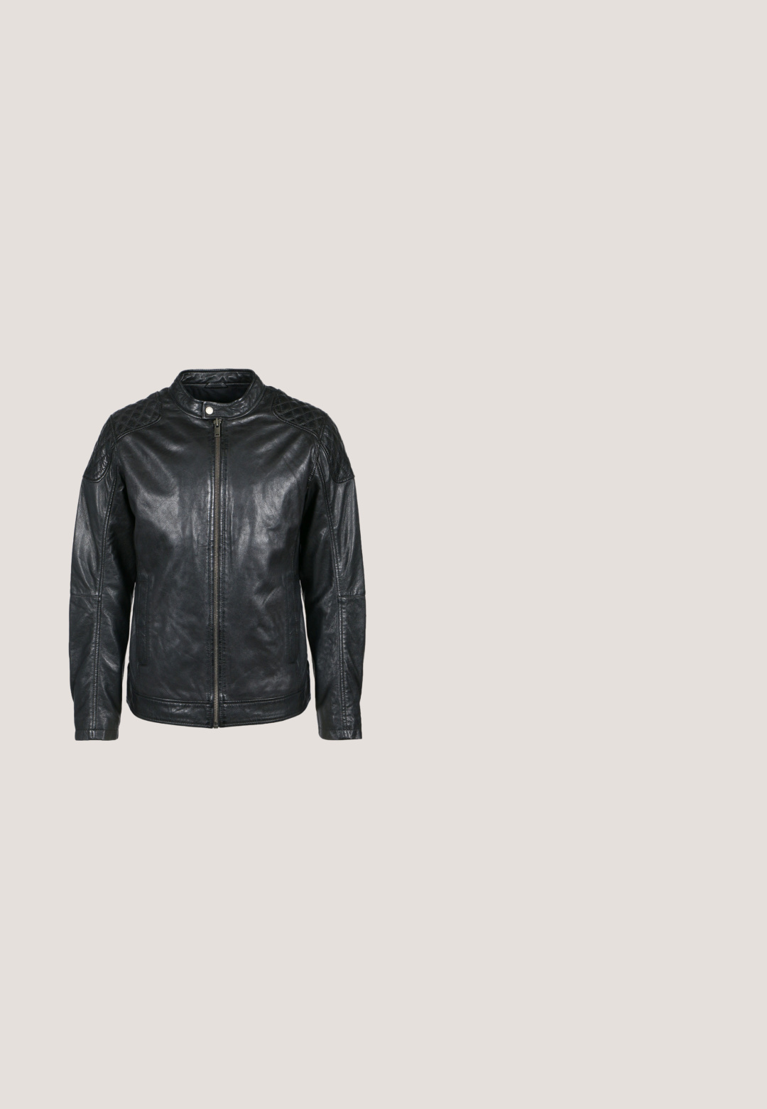Chaqueta de cuero negra con cierre de cremallera, acentos de hombro acanalados y dos bolsillos laterales. Presenta un cuello alto y una textura suave.; Camiseta de algodón negra con un estampado gráfico de "AC/DC" y "Rock or Bust" en letras estilizadas desgastadas con acentos de salpicadura.; Jeans de denim negro con un ajuste slim, que presentan detalles desgastados y parches deshilachados, un ligero desvanecimiento y cierre estándar de botón y cremallera.; Botín de combate de imitación de cuero negro con una plataforma gruesa, que presenta un cierre de cordones en la parte frontal, cierre de cremallera y un acento metálico en el tacón.; Pulsera de metal plateado con diseño de cadena de eslabones grandes, que presenta un cierre de mosquetón alargado en el centro y una extensión de cadena ajustable.; Cinturón de cuero negro enrollado con tachuelas de metal plateado espaciadas uniformemente y una hebilla rectangular plateada sobre un fondo blanco.