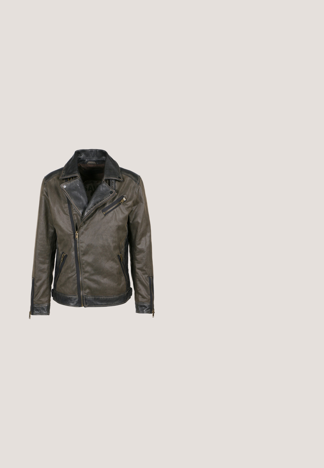 Herren-Biker-Lederjacke in Dunkelgrau mit schwarzen Akzenten, ausgestattet mit asymmetrischem Reißverschluss, Reißverschlusstaschen und Details am Druckknopfkragen.; Grün melierter Wolle-Blend-Pullover mit Rundhalsausschnitt, gerippten Bündchen und Saum sowie einer weichen, strukturierten Oberfläche. Klassische, lockere Passform mit überschnittenen Schultern.; Schwarzes oversized T-Shirt mit kurzen Ärmeln und rotem stacheligem Textdesign, das mittig auf der Brust den Schriftzug "FAVELA" zeigt.; Schwarze Denim-Hose mit geradem Bein, ausgestattet mit einem Frontknopfverschluss, Gesäßtaschen und einer seitlichen Cargo-Tasche.; Schwarze Lederkampfstiefel mit hohem Schaft, Schnürung an der Vorderseite, gepolstertem Kragen und rutschfester, strukturierter Sohle für guten Halt. Mit verstärkter Zehenkappe.; Gestrickter Schal in Dunkelgrau und Schwarz, mit einem strukturierten Muster und abgerundeten Enden. Kleines Logo-Label in der Nähe eines Endes. Weiches, warmes Material.