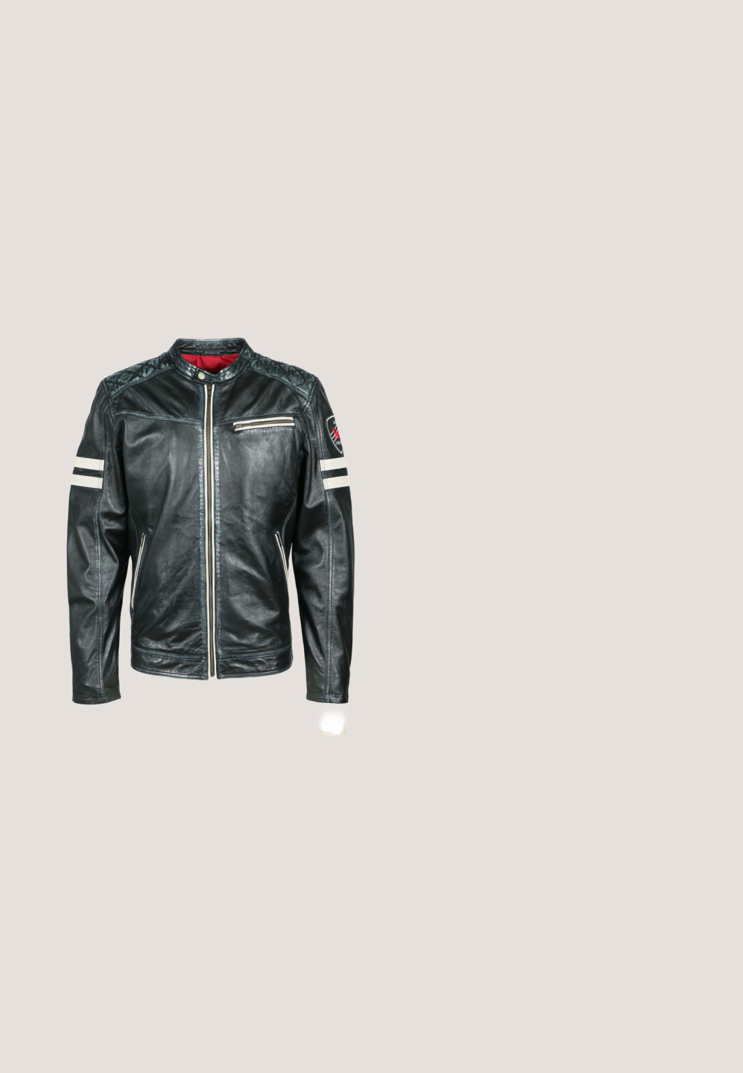 Schwarze Lederjacke mit hohem Kragen, Reißverschluss, weißen Streifen an den Ärmeln, gepolsterten Schulterdetails und einem Akzent-Patch auf der Brust.; Grau gewaschene Kapuzenjacke mit "ED HARDY"-Schriftzug über der Brust und floralen Tattoo-Designs an beiden Ärmeln.; Schwarzes kurzärmliges Trikot mit Knopfverschluss, "ZOOYORK" in fetten weißen Buchstaben gedruckt, mit kontrastierenden weißen Streifen an den Ärmeln.; Schwarze Denim-Shorts mit einem Patchwork-Design, Kettenbeschlägen, fünf Taschen und einem ausfransenden Detail auf der unteren linken Seite.; Schwarze Lederkampfstiefel mit hohem Schaft, Schnürung an der Vorderseite, gepolstertem Kragen und rutschfester, strukturierter Sohle für guten Halt. Mit verstärkter Zehenkappe.; Schwarze Umhängetasche aus strukturiertem synthetischem Material, mit einer vorderen Reißverschlusstasche und verstellbarem Riemen. "REPLAY"-Logo auf der Vorderseite.