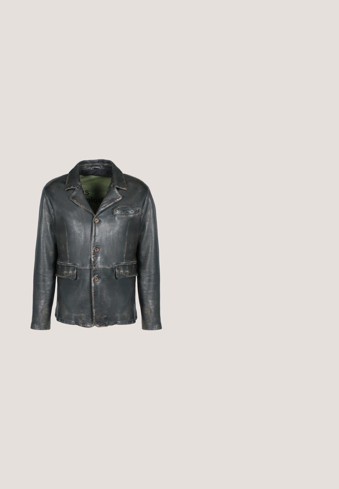 Schwarze abgenutzte Lederjacke mit drei vorderen Knöpfen, Reverskragen, zwei Klappentaschen und einer Brusttasche.; Schwarze ärmellose Jeansweste mit zwei Brusttaschen, Knopfverschluss und Grafikdruck mit dem Design und den Logos von "The Number of the Beast".; Schwarze Slim-Fit-Jeans mit distressed Stellen an den Vorderoberschenkeln und Knien, mit Vordertaschen und Gürtelschlaufen.; Schwarze Ledersporenstiefel mit spitzem Zeh, hohem Schaft, dekorativer Stickerei und silberner Schnallenhardware am Riemen. Strukturiertes Finish.; Silberne Halskette mit einer strukturierten Kette und einem glatten, ovalen Anhänger, der in der Mitte ein Ausschnitt-Detail aufweist.; Schwarzer Ledergürtel mit silberner Metallschnalle und dekorativen silbernen Nieten, die in Sternmustern angeordnet sind.