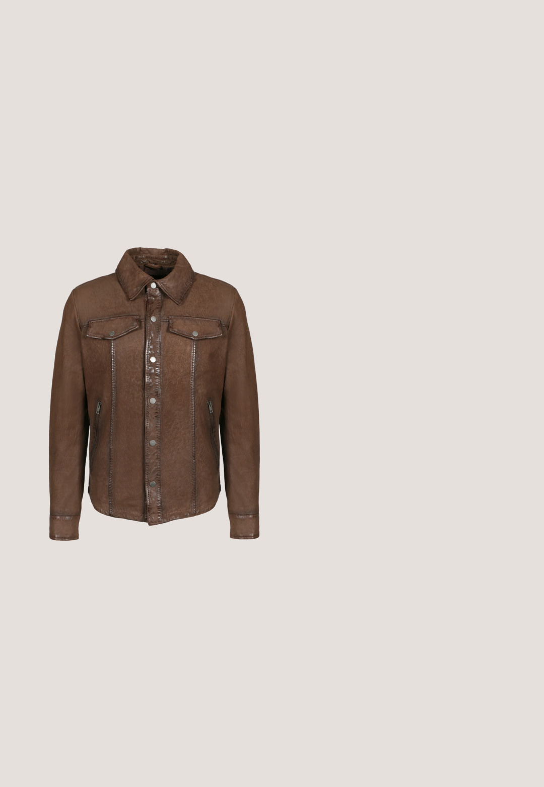 Chaqueta de cuero marrón con cierre de botones, dos bolsillos con solapa y broches en el pecho, dos bolsillos laterales con cremallera y cuello clásico.; Camisa de manga corta de color gris claro con patrones florales bordados, cuello tipo camp y cierre frontal con botones grises.; Pantalones marrones de pierna recta con bolsillos laterales, trabillas para cinturón y detalles de botones en la cintura, presentados sobre un fondo blanco.; Mocasín de hombre de ante marrón oscuro con laterales tejidos, detalle de borla en la parte superior y tacón bajo apilado.; Bolso tote de ante marrón oscuro con asas negras y un neceser rectangular con cremallera a juego unido en la parte frontal.; Pulsera de cadena de acero inoxidable plateado con cierre rectangular pulido grabado con "S. STEEL" sobre un fondo blanco liso.