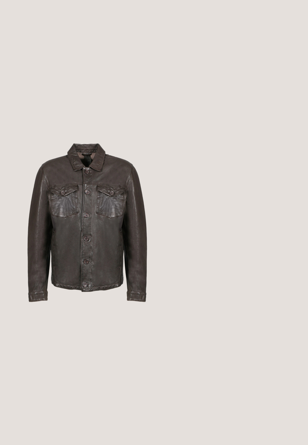 Chaqueta de cuero marrón con cierre de botones, dos bolsillos en el pecho y un cuello clásico. Textura suave con un acabado ligeramente desgastado.; Camiseta de manga corta negra, hecha de algodón suave, con un cuello redondo clásico y una textura suave, con un corte recto.; Pantalones cortos de mezclilla negra con detalles desgastados, botón frontal, trabillas para cinturón y bolsillos laterales, mostrados sobre un fondo blanco.; Karl Lagerfeld Jeans KARL LAGERFELD JEANS - Botines - dark grey; Gafas de sol negras con textura, con montura angular y lentes naranjas semi-transparentes. El diseño presenta curvas suaves y patillas en punta.; Bolsa blanda de viaje de patrón negro y gris con asas cortas, panel central vertical de cuero y etiqueta de equipaje adjunta sobre fondo blanco.