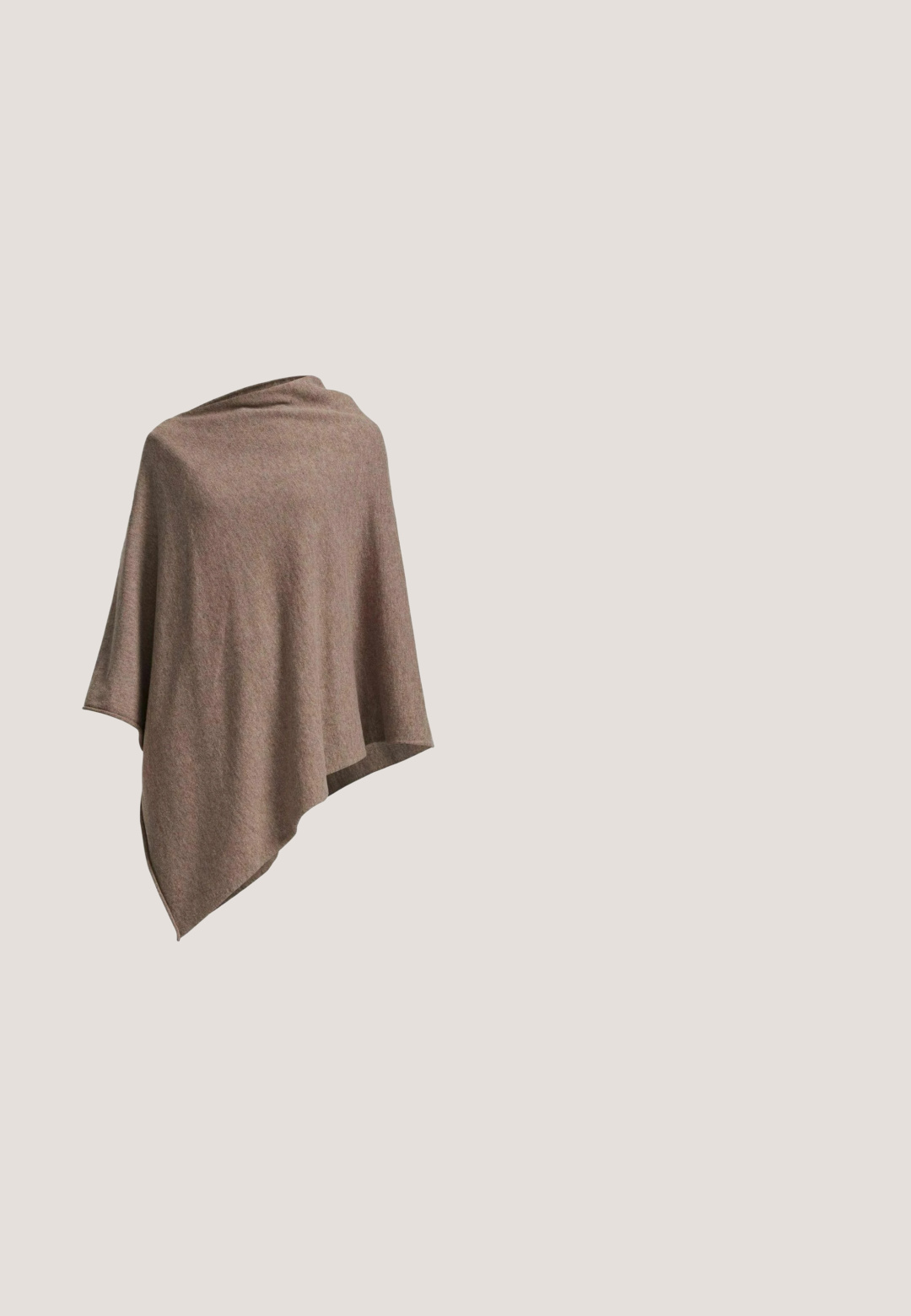 Ruskea poncho, joka on valmistettu pehmeästä, tekstuurista kankaasta. Siinä on virtaava muotoilu, epäsymmetrinen helma ja pyöreä kaula-aukko.; Lyhennetty beige neuletakki, joka on valmistettu pehmeästä neuloksesta. Siinä on pyöreä pääntie, pitkät hihat ja edessä kuuden napin nappihine.; Tummanruskea ylikokoinen lyhythihainen t-paita pyöreällä pääntiellä, jossa pieni beige "pp"-logo rinnan keskellä.; Ruskeat kudotut leveälahkeiset housut, joissa on korkea vyötärö, etupleatit ja nappikohtaiset yksityiskohdat. Silkkinen rakenne ja räätälöity muotoilu.; Ruskeat mokkanahkasaappaat nilkkamittaisella varrella, teräväkärkiset ja matalalla kitten-korolla. Liukas pinta, saumaton muotoilu ja minimalistinen tyyli.; Ruskea mokkanahkainen käsilaukku, jossa on jämäkkä muoto, kaksoiskahvat, vyökoriste ja logo painettuna etupuolelle. Mattapintainen ja yksinkertainen muotoilu.