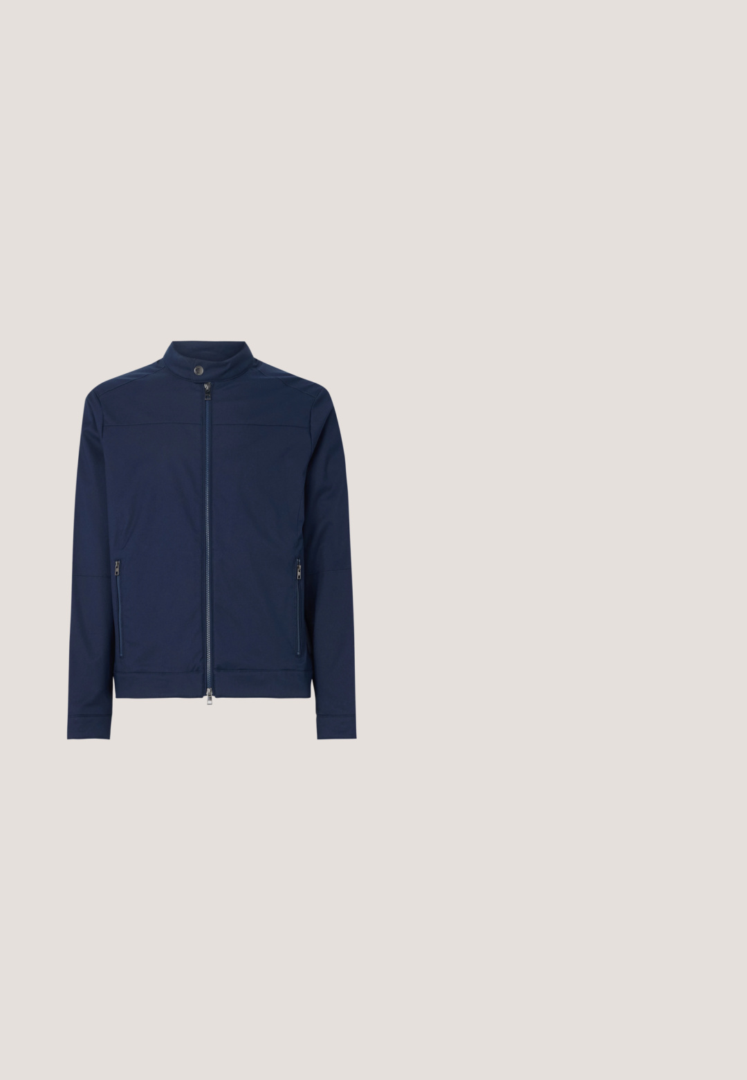 Marineblå softshelljakke med ståkrave, fuld frontlynlås og to sidelommer med lynlås; glat tekstur og minimalistisk design.; Blå kabelstrikket crewneck sweater med lange ærmer og ribstrikkede kanter ved ærmer, hals og bund, vist på en ensfarvet baggrund.; Mørkeblå langærmet skjorte med krave og sorte knapper, vist på hvid baggrund.; Blå denim jeans med lige ben, der har en fem-lomme stil, subtil falming og kontrastsyet detaljer.; Mørkebrune læder ankelstøvler med lynlås i siden, sort sål med mønster og lav hæl, vist i profil mod hvid baggrund.; Mørkebrun lædertaske med to håndtag, en aftagelig skulderrem og et lille logo foran på en ensfarvet baggrund.