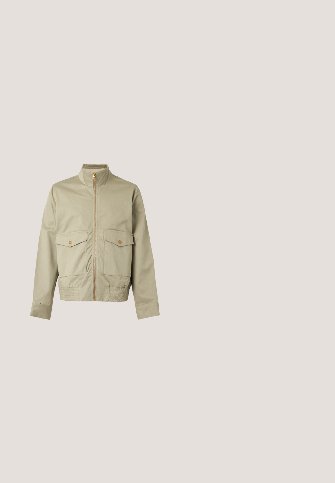Veste beige zippée avec col haut, deux poches avant à rabat avec boutons, manches longues et détails élastiqués à la taille.; Pull gris clair à col ras du cou en matière tricotée douce. Présente des poignets et un ourlet côtelés, avec une texture subtile et un design minimaliste.; T-shirt jaune moutarde à manches courtes et col rond avec un petit logo circulaire sur la poitrine gauche et une étiquette noire BOSS à l'intérieur du col.; Jean en denim gris clair, coupe droite, cinq poches et fermeture à boutons. Le tissu présente une texture légèrement relevée.; Botte Chelsea en cuir marron avec panneaux élastiques sur les côtés, une languette à l'arrière et un petit talon empilé. Texture lisse avec bout arrondi et un design minimaliste.; Petit sac bandoulière rectangulaire marron avec texture à motifs, patch logo devant, fermeture éclair et large bandoulière réglable.