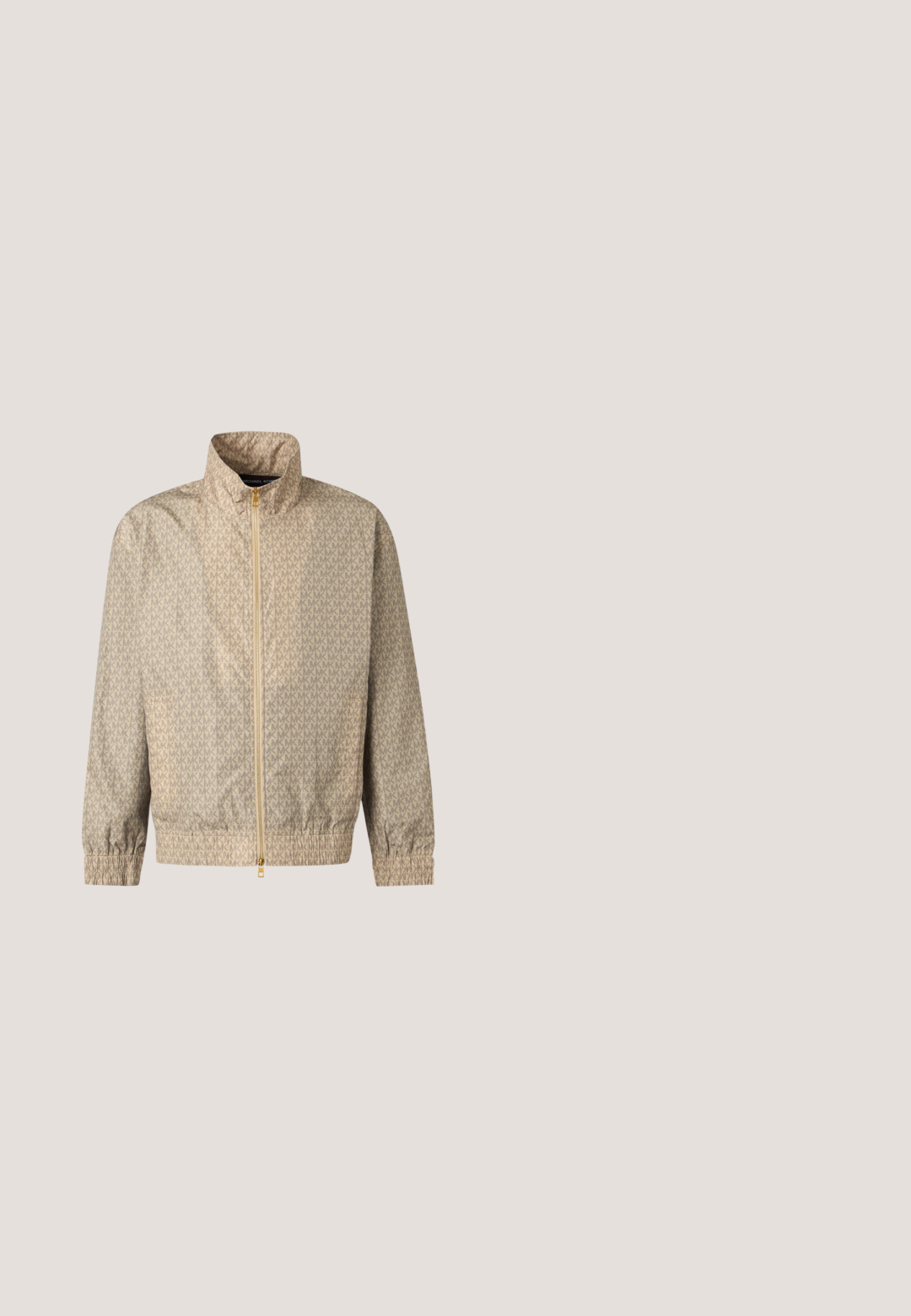 Beige jas met ritssluiting, elastische manchetten en zoom, met een overal herhalend MK-logo patroon en een opstaande kraag.; Wit T-shirt met korte mouwen en ronde hals, met kleine rode "MICHAEL KORS" tekst gecentreerd op de borst.; Lichtbeige sweatpants met een elastische tailleband en elastische boorden. Heeft een zwart gedrukt logo op het linkerbeen. Zachte stoftextuur.; Witte sneakers met een textuurpatroon in lichtgrijs, logoaccenten, platte veters en een gladde rubberen zool. Eenvoudig low-top ontwerp.; Zwarte schoudertas met reliëf MK-logo, ritsvak aan de voorkant en verstelbare stoffen schouderband. Kenmerkt zich door een gladde materiaalafwerking.; Armani Exchange CHAIN - Armband - gold-coloured