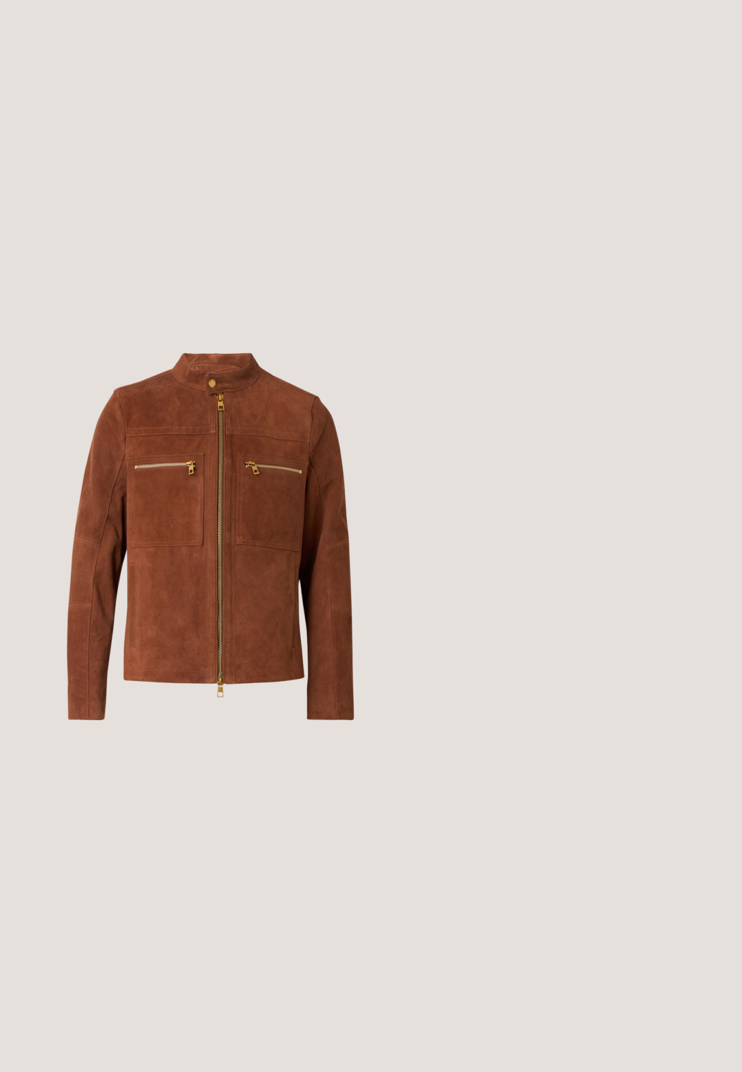 Veste en daim marron avec deux poches poitrine zippées à l'avant, une fermeture éclair centrale devant, et un col à bouton-pression.; Polo beige à manches courtes avec deux boutons et un logo brodé discret sur la poitrine gauche, présenté sur un fond uni.; Shorts en denim bleu clair à taille haute, avec des accents déchirés et des bords effilochés. Deux poches avant et une fermeture éclair.; Bottes ankle en cuir noir avec une texture lisse, bout rond et semelle robuste. Comprend une languette à l'arrière et un design minimaliste.; Lunettes de soleil teintées marron avec un design octogonal, monture métallique fine en gris et embouts en plastique clair. Équipées de plaquettes de nez ajustables.; Sac de sport noir à motifs Karl Lagerfeld avec doubles poignées, bandoulière amovible siglée, et porte-clés figurine dessin animé noir à l’avant.