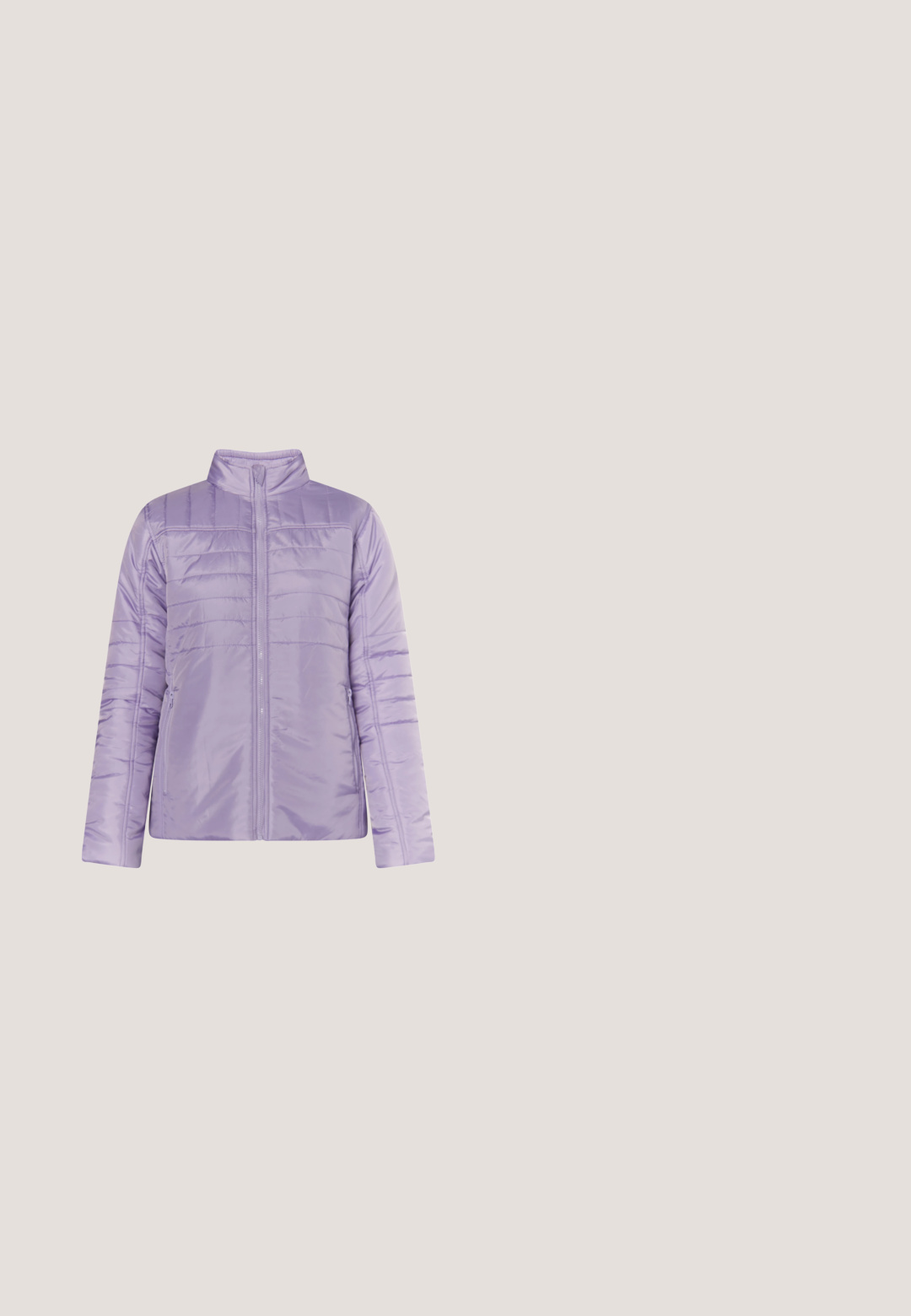 myMo BIANY - Übergangsjacke - lavendel; Langärmeliges Poloshirt in Creme mit horizontalen Streifen in Pink und Braun. Verfügt über einen Kragen und eine Knopfleiste mit drei Knöpfen. Weiche Textur.; Helles blaues Jeansrock mit hohem Bund, vorderen Taschen und dezenten Paneeldetails, versehen mit einem silbernen Knopfverschluss.; Rosa Wildledersneaker mit gelben Akzenten, Gummisohle, abgerundetem Zehenbereich und Schnürdesign. Verfügt über einen Logobettschmuck an der Seite.; Kleine rechteckige rosa gesteppte Umhängetasche mit goldenem Beschlag und verstellbarem langen Riemen auf weißem Hintergrund.; Goldene Creolen mit einer Reihe von fünf quadratisch geschliffenen Edelsteinen in Pink-, Lila- und Blautönen, mit Krappenfassung und polierter Oberfläche.