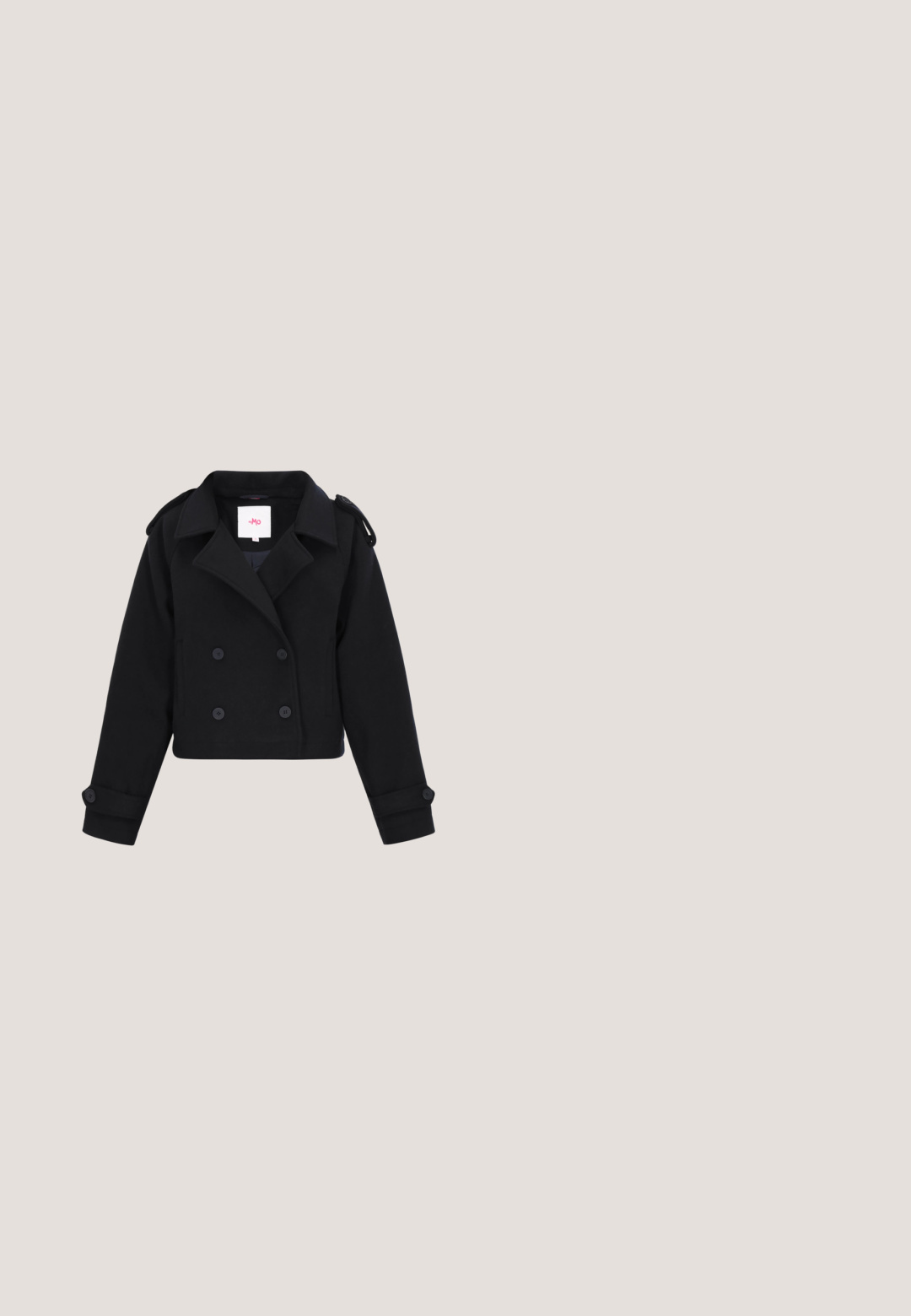 Schwarzer, taillierter Peacoat aus einem weichen Stoff, mit doppelter Knopfleiste, großen Knöpfen, breiten Revers und Schulterklappen.; Ärmelloses weißes Poloshirt mit dünnen schwarzen horizontalen Streifen, schwarzem Kragen, geknöpfter Blende und kleinem roten "coco"-Logo auf der Brust.; Schwarze weite Hosen mit weißen vertikalen Nadelstreifen und einem elastischen Bund mit Kordelzug.; Schwarze Lackleder-Lederschuhe mit abgerundetem Zehenbereich, genähten Details an der Vorderseite und flachem Absatz. Verfügt über eine glatte, glänzende Oberfläche.; Schwarze Lederhandtasche mit doppelten Griffen, goldfarbenen Beschlägen und abnehmbarem Schultergurt, dargestellt vor einem schlichten weißen Hintergrund.; Glänzende, unregelmäßig geformte goldene und schwarze Ringe, die auf weißem Hintergrund gestapelt sind, mit einer glänzenden, polierten Oberfläche.