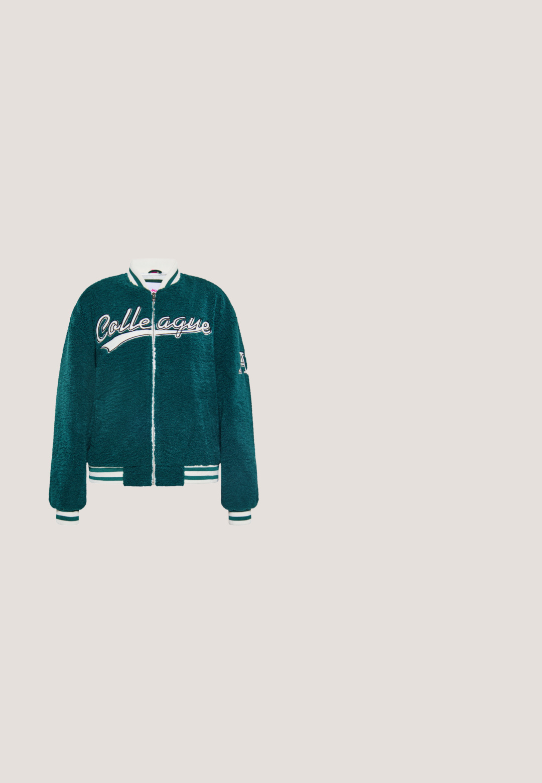 Veste polaire zippée vert sarcelle avec poignets et col rayés blancs et verts, avec le mot "Colleague" en grandes lettres blanches sur la poitrine.; Pull vert en tricot texturé. Présente un décolleté en V profond et une longueur cropped avec un ourlet festonné et des extrémités de manches effilochées.; Pantalon évasé couleur sarcelle en velours doux, doté d'une taille haute et d'une texture lisse, se rétrécissant vers l'ourlet avec de légères ouvertures.; Baskets en suède vert avec des accents vert fluo, des détails perforés, un talon blanc et une semelle en caoutchouc marron. Équipées de lacets vert clair.; Sac à main sarcelle avec motifs floraux en perles, clous dorés, fermoir central en forme de main, avec une lanière fine et une chaîne.; Bague en or ornée de trois émeraudes rondes, délicatement serties avec des accents en griffes, anneau lisse et finition polie.