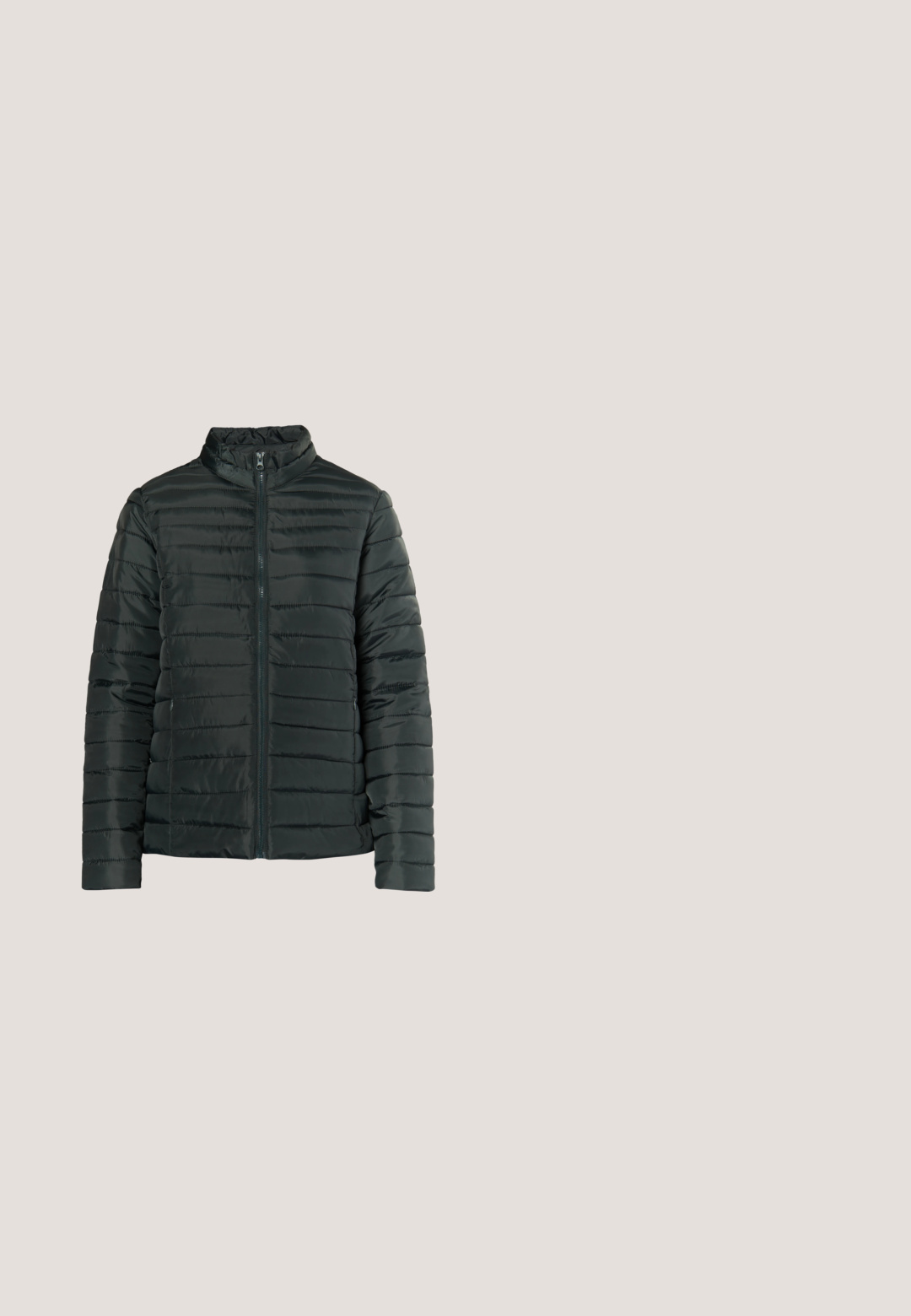 Polstret sort jakke med høj krave og lodret quiltet design. Har en frontlynlås og elastiske manchetter. Velegnet til køligt vejr.; Gul fleece pullover med høj krave og halv-zip lukning. Lange ærmer og en glat tekstur, velegnet til lag-på-lag.; Sort vandtæt overall med justerbare skulderstropper, frontlynlås, to sidelommer og elastiske manchetter ved anklerne.; Sort vandtæt vinterstøvle med quiltet tekstur, snørebånd foran og en blød pelsforet krave. Har et logo på siden.; Sorte rektangulære briller med klare linser, der har afrundede kanter og sideaccenter, med en blank finish på stellet og arme.; Sort quiltet mulepose med polstret håndtag og diskret bølgesyning, med en lille "GOT BAG"-logo nær bunden i midten.