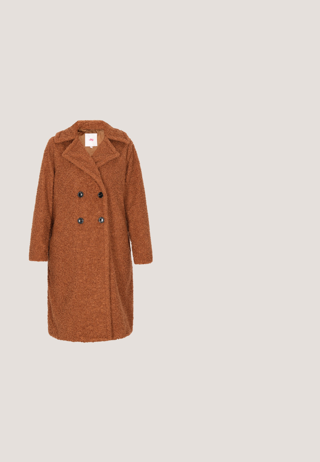Brun fuzzy frakke med dobbeltknapdesign, store klapkraver og sorte knapper. Det teksturerede stof tilføjer varme og visuel interesse.; Langærmet kjole i et multicolor abstrakt mønster med nuancer af orange, blå, lilla og sort. Har en rummelig talje og lagdelt kant.; Brune læder knæhøje støvler med rund tå, chunky sort hæl og subtile syninger foran og bagpå.; Brune, blanke solbriller med en rundet katteøjeform. Har mørke, tonede linser og tynde stel med gyldne logo-accenter.; Orange ruskind shopper taske med lange frynser på hver side, med et rektangulært udskåret håndtag øverst. Blød tekstur, minimalistisk design.; Guldtonet halskæde med varierende former af brune og sorte perler, herunder cylindrisk og rektangulære stykker, med en tekstureret overflade.
