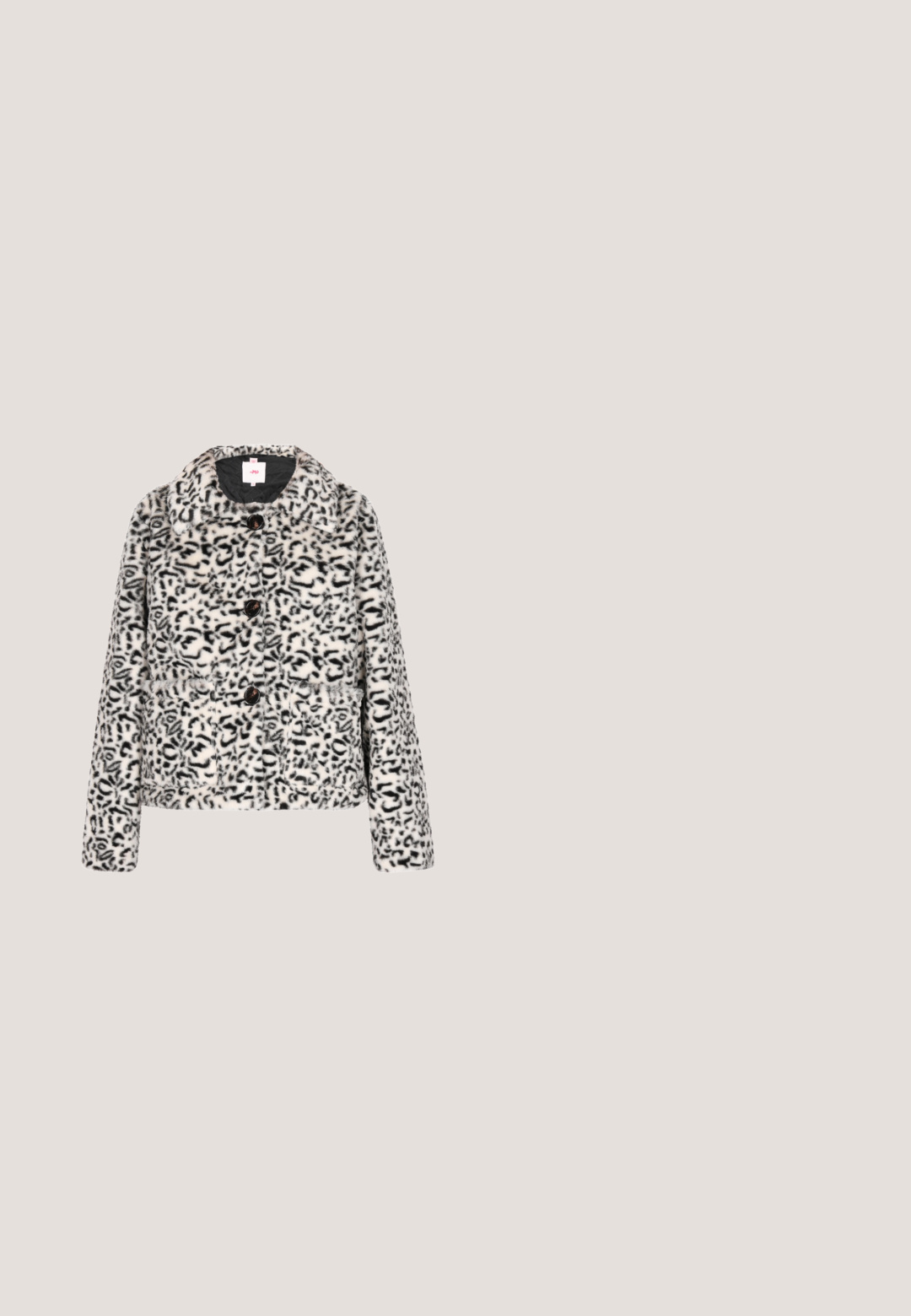 Veste en fausse fourrure imprimé léopard avec un col, quatre boutons noirs et deux poches latérales. Texture douce et coupe courte.; T-shirt noir à manches courtes présentant un design de rose ornée de clous métalliques à l'avant, fait en tissu doux et extensible.; Jupe noire trapèze avec fermeture à boutons sur le devant et deux poches plaquées, dotée d'une ceinture étroite et d'une texture de tissu lisse.; Bottines en velours noir avec un talon épais, ornées de strass en forme d'étoile et de petites clous, présentant une texture lisse et élégante.; Sac à main rectangulaire en cuir noir avec bandoulière, détails cloutés argentés le long des bords, et pompon clouté attaché à la tirette du zip.; Collier en argent avec des charmes alternés de lune et d'étoile. La chaîne est liée dans un design délicat avec un fermoir.