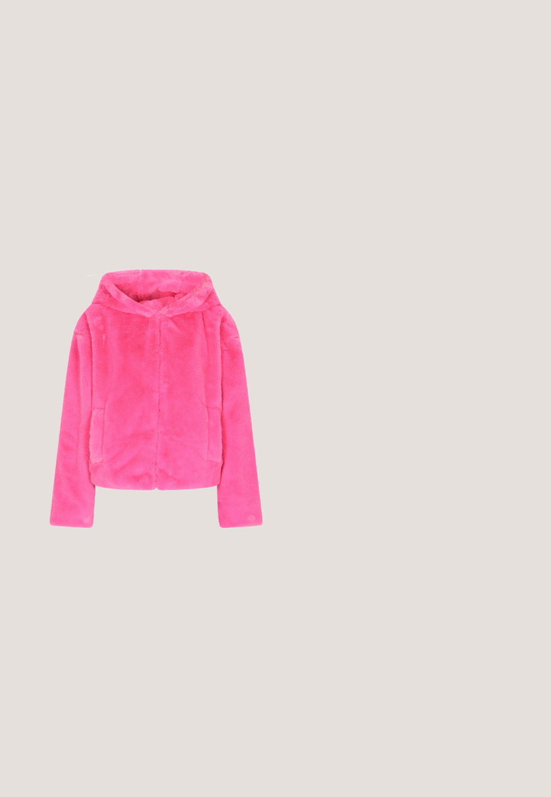 Nepbont, hoodie-jack in felroze. Beschikt over lange mouwen en zijzakken. Zachte textuur, cropped ontwerp met een rits aan de voorkant.; Zwarte sweatshirt van zacht materiaal, met een roze geborduurde strik aan de voorkant. Ronde halslijn, lange mouwen en geribbelde manchetten.; Wit T-shirt met korte mouwen en een ronde hals, met een abstract ontwerp van twee rode en één blauwe vormen met zwarte en roze accenten op de voorkant.; Short met hoge taille in lichtroze en beige luipaardprint, gemaakt van gladde stof, met een brede elastische tailleband.; Roze metallic slip-on schoen met een gequilt patroon, lichtblauwe neuskap en contrasterende bruine accenten; zwarte rubberen zool voor grip.; Sporttasje in een meerkleurig dierenprint met zwarte accenten, voorzien van dubbele handgrepen, een afneembare schouderriem en een voorzak met rits.