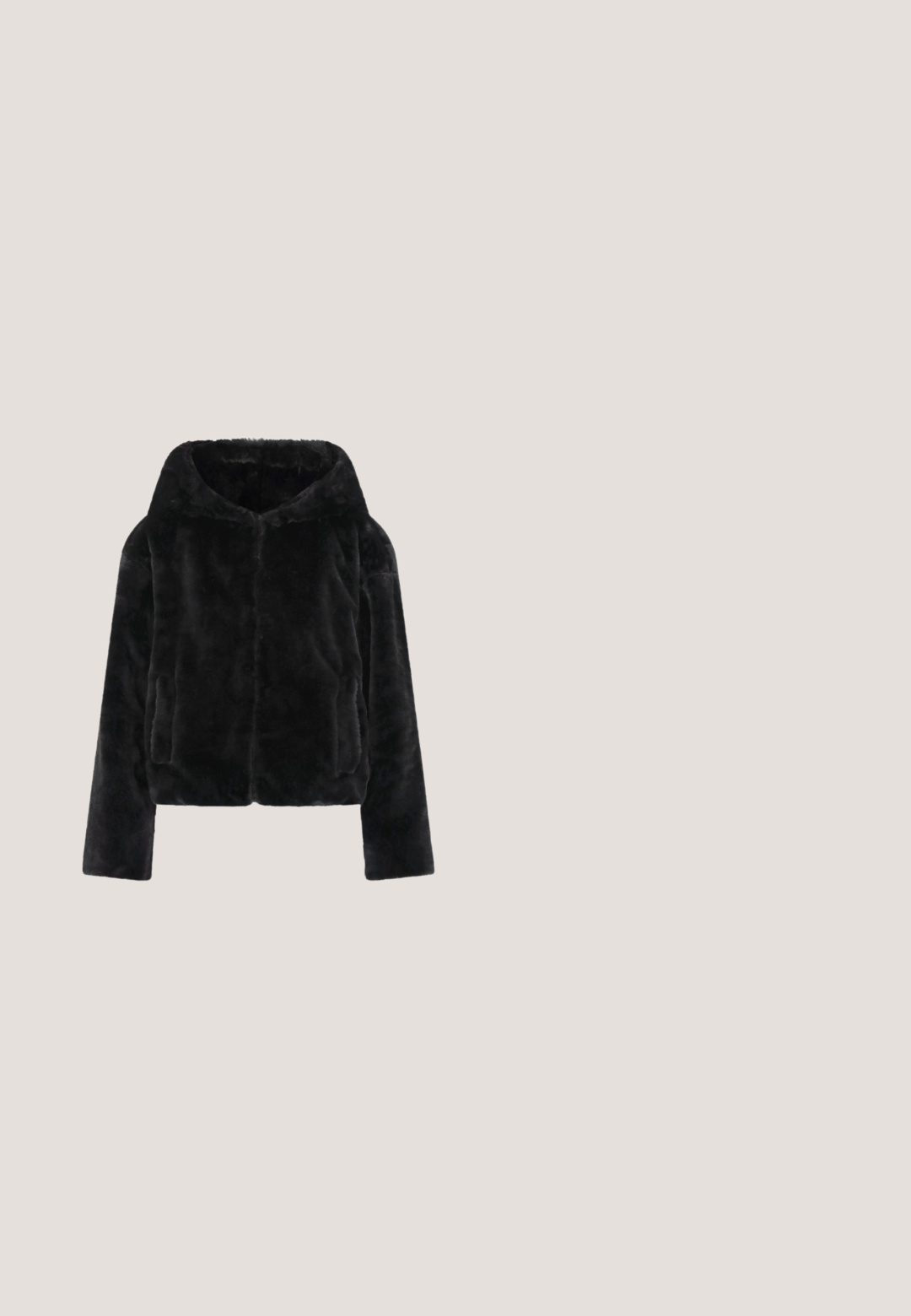 Zwarte nepbont cropped jas met een capuchon, lange mouwen en twee voorzakken. Zachte textuur, eenvoudig ontwerp, geen zichtbare hardware of patronen.; Gestreepte gebreide jurk in donkergroen met een aansluitende pasvorm, hoge hals, cold shoulder ontwerp en lange mouwen. Opvallende naaddetails.; Even&Odd Plateaulaarzen - black; Zwarte zonnebril met een chunky, hoekig ontwerp. Donkere lenzen en glanzende kunststof monturen hebben een gouden logo-accent aan de zijkant.; Zwarte leren handtas met een gebogen vorm, voorzien van een geribbelde textuur, glanzende accenten en een platte bodem met twee decoratieve studs.; Zilveren ketting met een kleine ronde parel als hanger, met een delicate uitstraling en een verstelbare lengte met een haaksluiting.