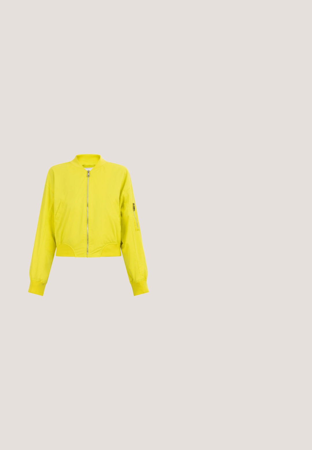 Chaqueta bomber recortada en amarillo brillante; cuenta con un cierre frontal, cuello de canalé y cintura elástica; incluye bolsillos laterales y un bolsillo en la manga.; Vestido de camiseta amarillo con un cuello alto, mangas cortas enrolladas y un corte relajado. Tejido de algodón suave con aberturas laterales para mayor comodidad al moverse.; Alpargata amarilla de cuña con puntera cerrada, tacón texturizado y largas tiras de tela que se envuelven alrededor del tobillo.; Gafas de sol amarillas transparentes con lentes marrones redondos. La montura ancha presenta un ligero diseño geométrico y brazos gruesos con acentos transparentes.; Pequeño bolso amarillo de cuero con dos asas cortas y una bolsa de tela a rayas visible en el interior, sobre un fondo blanco.; Pulsera elástica con cuentas planas redondas alternas en amarillo y azul claro, con un pequeño cierre dorado con grabado de paloma.