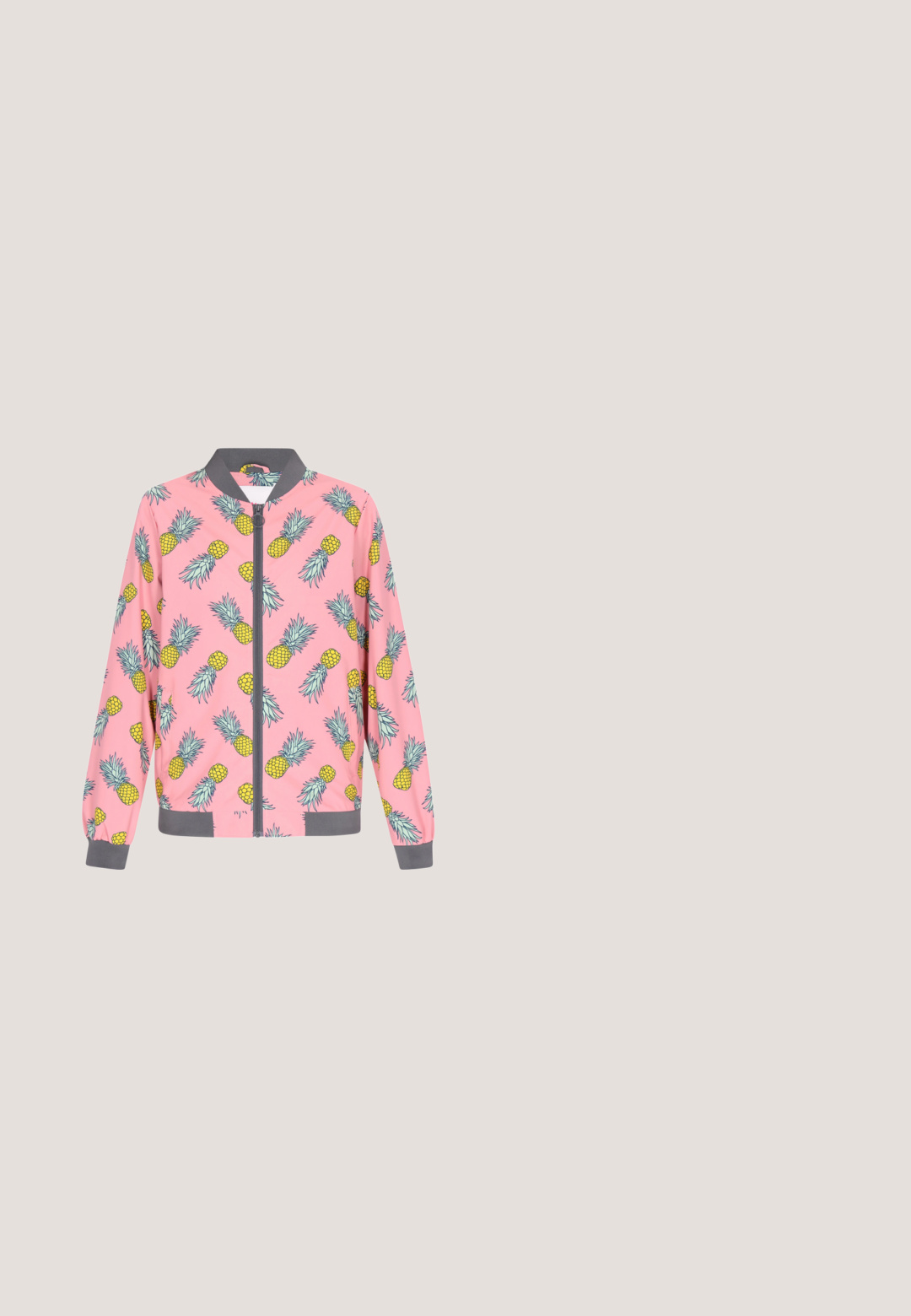 Veste bomber rose avec un motif de ananas répétitif, col et poignets en rib knit gris, fermeture éclair à l'avant et poches latérales.; T-shirt en coton rose avec un graphique de boîte de sardines orange, des poissons stylisés et le texte "SARDINES Portugal" au centre.; Pantalon rose clair à jambes larges avec taille élastique et cordon à l'avant, en tissu doux, présenté sur fond blanc.; Baskets roses avec une finition satinée, logo blanc contrastant et accents gris. La semelle est en caoutchouc brun. Lacées avec des lacets violets.; Sac tote rose avec illustrations de fruits comprenant pomme, pêche, myrtille, pamplemousse, kaki et grenade, doté de deux poignées et d'une bandoulière.; Charms en sucre en forme de cœur colorés en rose et vert avec du texte, accentués de maillons dorés et de cristaux transparents, ajustables avec un fermoir en forme de cœur.