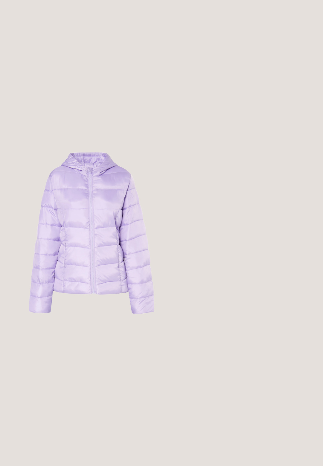 Lavendel polstret jakke med lynlås foran, hætte og vandret quiltet design. Fremstillet af glat, skinnende materiale med lange ærmer.; Lavendel cropped sweatshirt lavet af blød bomuld, med lange ærmer og ribbede manchetter. Broderet tekst på forsiden siger "Stay Wonderful."; Lyserøde joggers med elastisk linning, snørebånd, sidelommer og elastiske manchetter, vist på hvid baggrund.; Lyserød sportssko med mesh og syntetisk overdel, der har teksturerede zigzag-accenter, flade snørebånd og en tyk hvid sål.; Lilla faux læder skuldertaske med en buet form, lynlåslomme og justerbar rem med ordet "EXPATRIÉ" i et diskret mønster.; Justerbart lilla snorearmbånd med vekslende små lilla perler og gulddetaljer, med en gylden sommerfuglecharme i den ene ende.