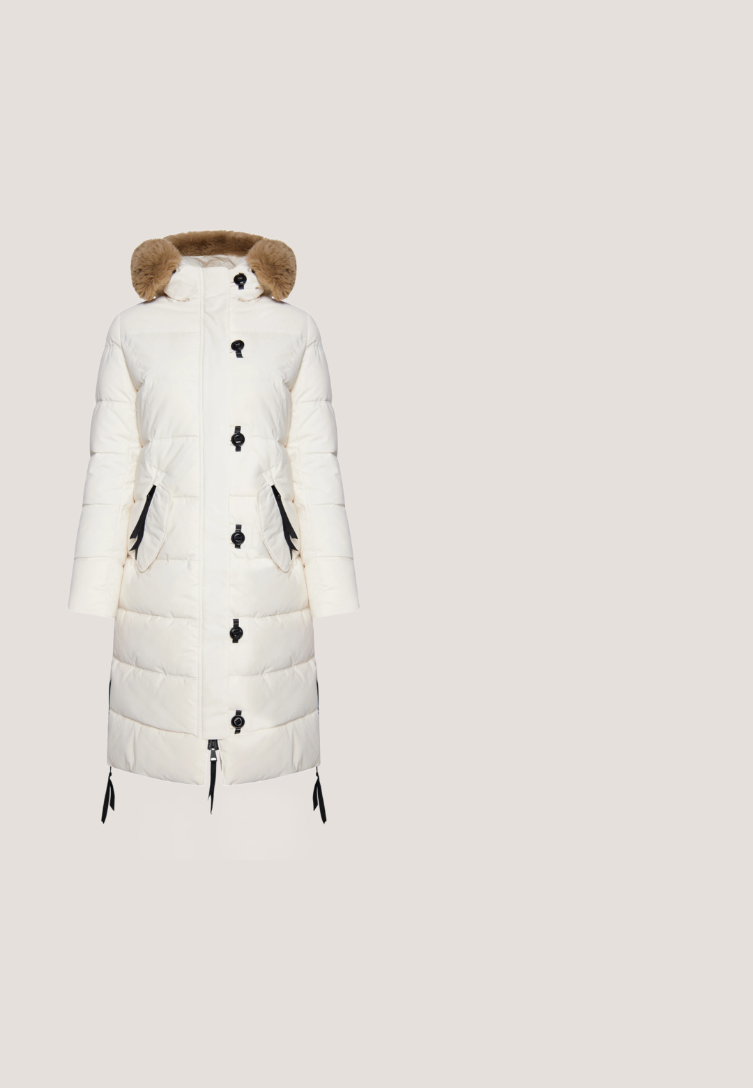 Weißer Puffer-Mantel mit einer Kunstfellkapuze. Verfügt über schwarze Knöpfe, zwei seitliche Taschen mit schwarzen Akzenten und einen verstellbaren Kordelzug am Saum.; Strickpullover in Off-White, mit Rundhalsausschnitt, langen Ärmeln und drei dekorativen Knöpfen an einer Schulter. Strukturiertes Gewebe.; Blaue, hoch taillierte, schmal geschnittene Jeans aus Denim mit Taschen vorne und hinten, Knopfverschluss sowie dezenten Verwaschungen an Oberschenkeln und Knien.; Weißer Plateau-Sneaker mit goldenem Fersenakzent, seitlichem Reißverschluss, Schnürsenkeln und strukturierter Sohle.; Beige Lederhandtasche mit geometrischem Muster, goldenen Beschlägen, verstellbarem Tragegurt und einem passenden Kartenetui, das vorne angebracht ist.; Goldene herzförmige Ohrringe mit klaren, facettierten Steinen, die in einem glatten äußeren Rahmen gefasst sind. Minimalistisches Design mit polierter Oberfläche.