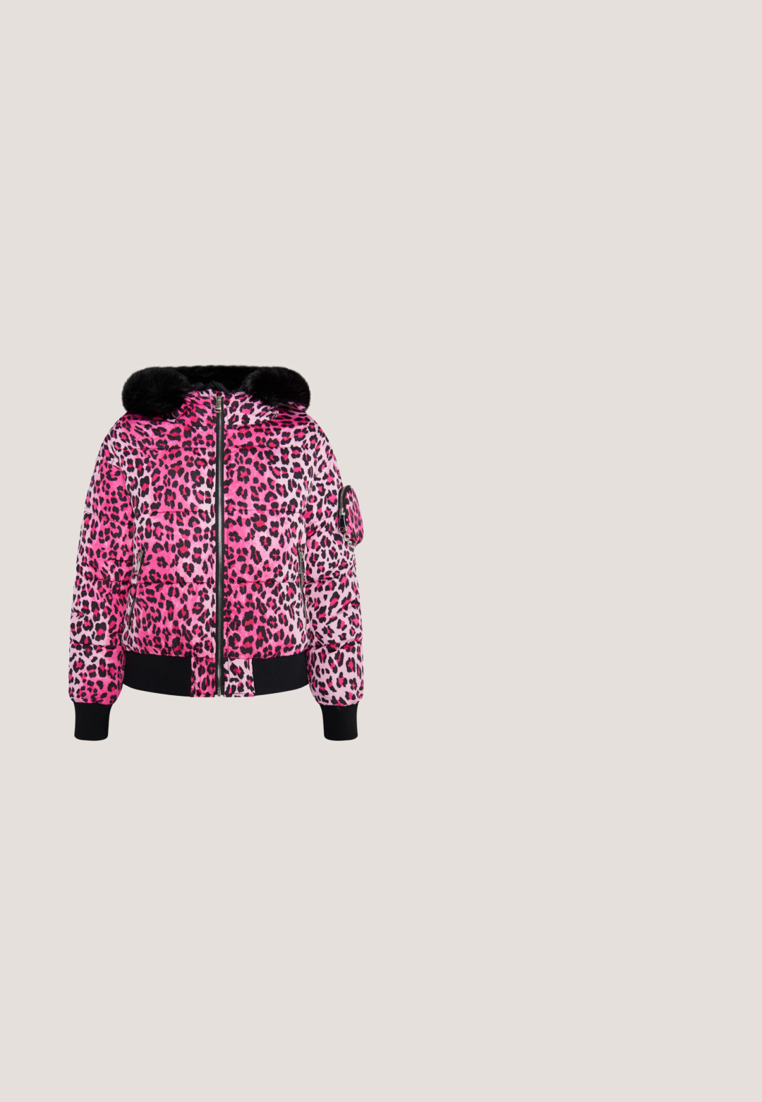 Polstret jakke med pink leopardprint, der har en sort pelsforet hætte, lynlås lukning, elastiske manchetter og en sidelomme med lynlås.; Fuzzy lyserød sweater med sort dyreprint, herunder striber og pletter. Rund hals og ribbede manchetter, cropped længde.; Lyserød kortærmet skjorte med et mønster af flere hvide omridsede cirkler med legende ansigter med krydsede øjne og bølgede munde.; Tætsiddende leggings i mørkegrå med et prikket mønster, der har pink grafiske detaljer og en høj talje.; Sort polstret vinterstøvle med front snørebånd, "LOVE MOSCHINO" tekst på siden og en flad sål.; Lyse lilla håndtaske med holografiske håndtag, dekoreret med glitrende rhinsten og patches inklusive øjne, et hjerte, en mariehøne og et fredstegn.