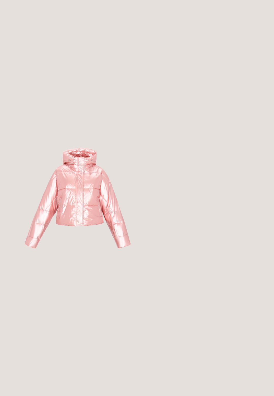 Kort dunjakke i skinnende pink materiale med hætte. Har frontlynlås, brede ærmer og quiltet design.; Sort cropped sweater med rund halsudskæring, der har multicolorede hjerte-mønstre i rød, grøn, gul, blå og pink over hele kroppen.; Grå plisseret nederdel med en samlet talje og et sort bælte med en guldbuckle detalje. Blødt stof med en glat tekstur.; Lyserøde snørresko i blonder med en struktureret overdel, der har en hvid tyk platformsål og matchende snørebånd, designet til casual brug.; Rund sort håndtaske med kort håndtag, dekoreret med tegneserieugleansigter, balloner og teksten "Øje tema" og "Bliv cool."; Lyserøde harpiksøreringe formet som sløjfer, med en gylden detalje og små ædelsten. Glat finish med et legende design og blød tekstur.