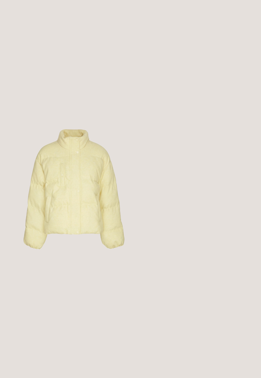 Lichtgele gewatteerde jas met hoge kraag, drukknopen aan de voorkant, borstzak en zijzakken, afgebeeld op een witte achtergrond.; Zachte gele gebreide hoodie met lange mouwen en trekkoorden bij de hals, ontworpen voor casual dragen.; Geel katoenen T-shirt met korte mouwen, een ronde hals en een losse pasvorm. Kenmerkt zich door een minimalistisch ontwerp zonder zichtbare afbeeldingen of patronen.; Gele korte broek met elastische tailleband, verstelbaar koord aan de voorkant en rechte zoom, weergegeven op een witte achtergrond.; Witte sneaker met een chunky ontwerp, gladde synthetische bovenkant, gevoerde kraag en een gestructureerde rubberen zool met een ruitpatroon.; Gele schoudertas in halvemaanvorm met verstelbare riem en ritssluiting, zachte gewatteerde textuur.