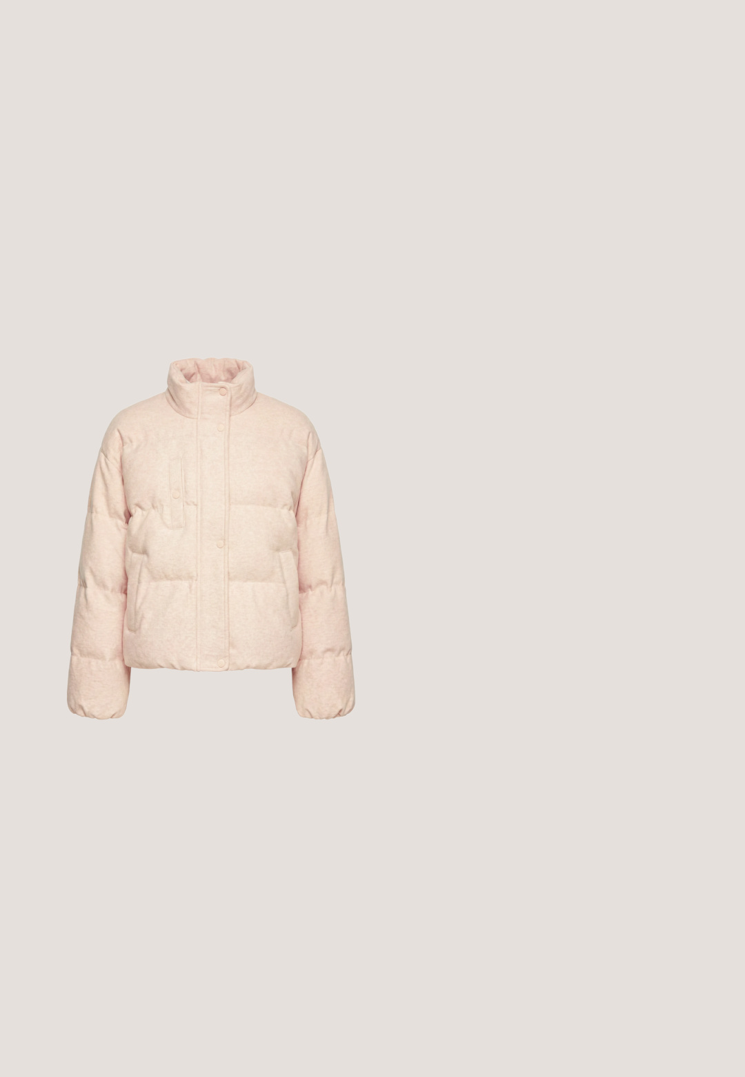 Hellrosa gesteppte Jacke mit hohem Kragen, vorne mit Druckknöpfen zu verschließen, zwei Seitentaschen und eine Brusttasche, auf weißem Hintergrund dargestellt.; Hellrosa T-Shirt mit kurzen Ärmeln aus weichem Stoff, mit einem runden Ausschnitt und dezentem, gesticktem Logo auf der Brust.; Rosa Jogginghose mit entspannter Passform, elastischem Bund und Seitentaschen, mit kleinem "JJXX Studio"-Schriftzug am linken Oberschenkel.; Pink-rote Adidas-Sneaker mit Wildleder an Zehen- und Fersenpartie, roten Schnürsenkeln, grünem Streifen über der weißen Sohle, seitlich betrachtet.; Weiche rosa rechteckige Schultertasche mit gepolstertem langem Träger und Griff, minimalistisches Design, Kapten & Son Logo vorne mittig.; Glänzendes, pinkfarbenes herzförmiges Objekt mit glatter Oberfläche, dargestellt vor einem schlichten weißen Hintergrund.