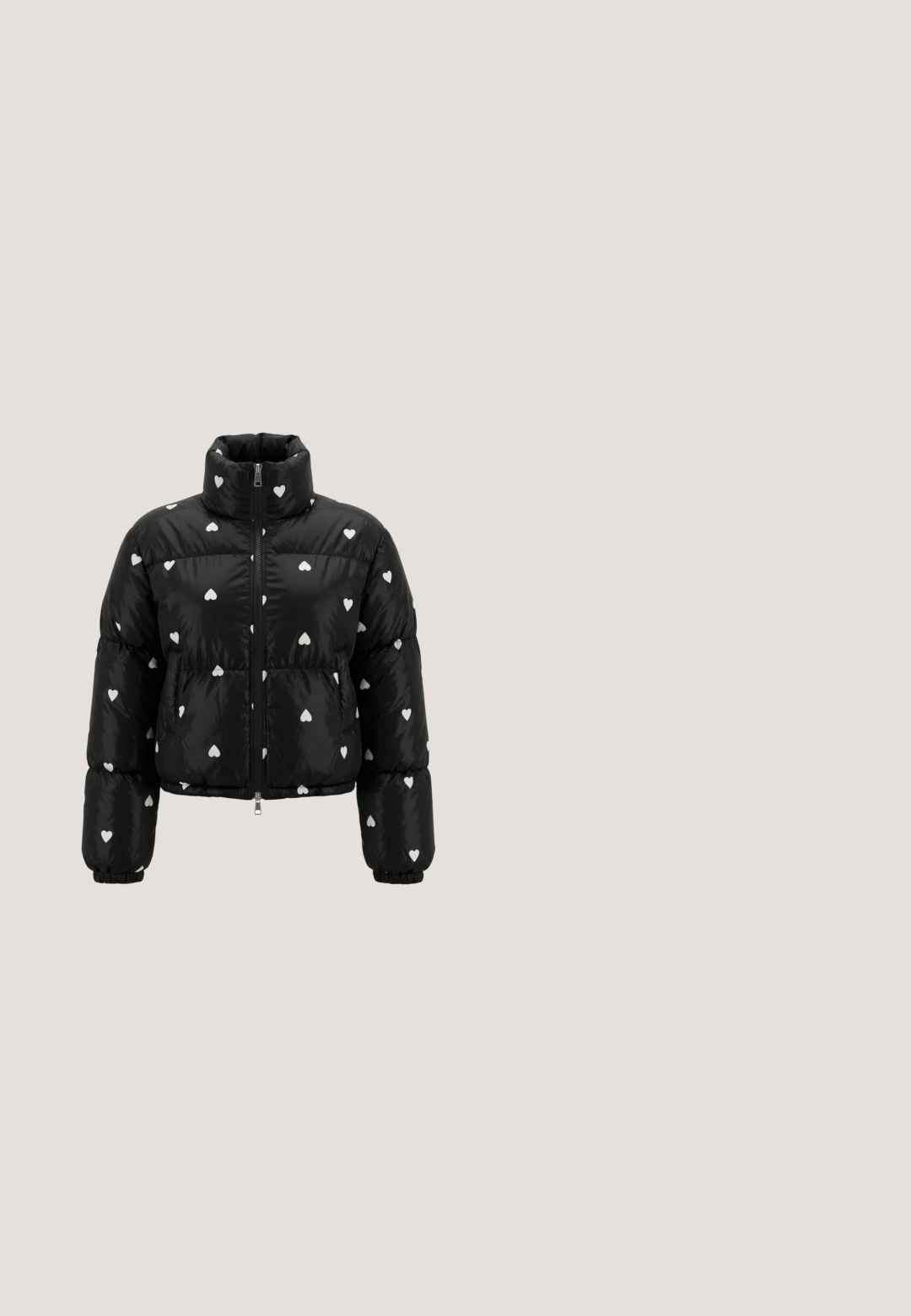 Zwarte pufferjas met wit hartpatroon, hoge kraag, rits aan de voorkant, elastische manchetten en zijzakken.; Zwarte gebreide hoodie met hoge kraag. Voorzien van witte accenten en het "Ed Hardy"-logo in wit over de borst. Verkorte ontwerp.; Zwarte T-shirt met korte mouwen, voorzien van grote rode rozen en een hartafbeelding met de tekst "Ed Hardy" en "LOVE ETERNAL" in witte en blauwe accenten.; Donkerblauwe denim flare jeans met een verweerde zijpaneel met rafelige randen, schuine naden en decoratieve stiksel nabij de zakken.; Zwarte chunky sneaker met mesh-stof, leren accenten, dikke zool en dikke patroonveters, zijaanzicht op een witte achtergrond.; Zwarte leren schoudertas met zilveren ketting en bedeltjes in de vorm van een ster, hart en figuur, met witte geborduurde cursieve tekst aan de voorkant.