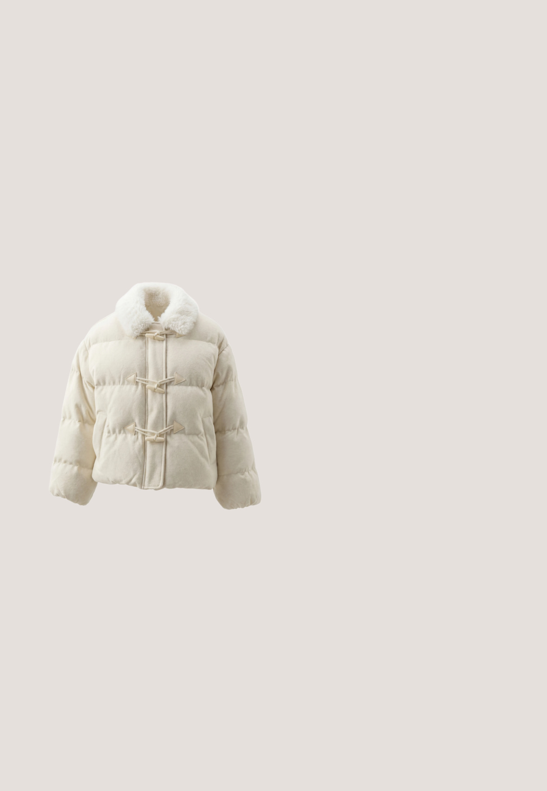 Crèmekleurige donsjas met een pluizige kraag en drie sluitingen aan de voorkant, met lange opgeblazen mouwen en zijzakken.; Crème-kleurige, oversized trui met brede mouwen. Bevat de tekst "GOOD KARMA CLUB" in vetgedrukte, fuchsia letters op de borst.; Beige wijde ribfluwelen broek met elastische tailleband en vooraan koord, ontworpen voor casual gebruik.; Beige suède instapschoen met een zachte, fluffy crème schapenvachtvoering. Voorzien van een platte, gestructureerde rubberen zool voor grip.; Kleine beige harige handtas met zwarte leren handvat en riem, gouden ketting en "Lancaster Paris" logo-patch aan de voorkant.; Gouden ketting met een rechthoekige medaillonhanger met een klein rood roosontwerp aan de voorkant.