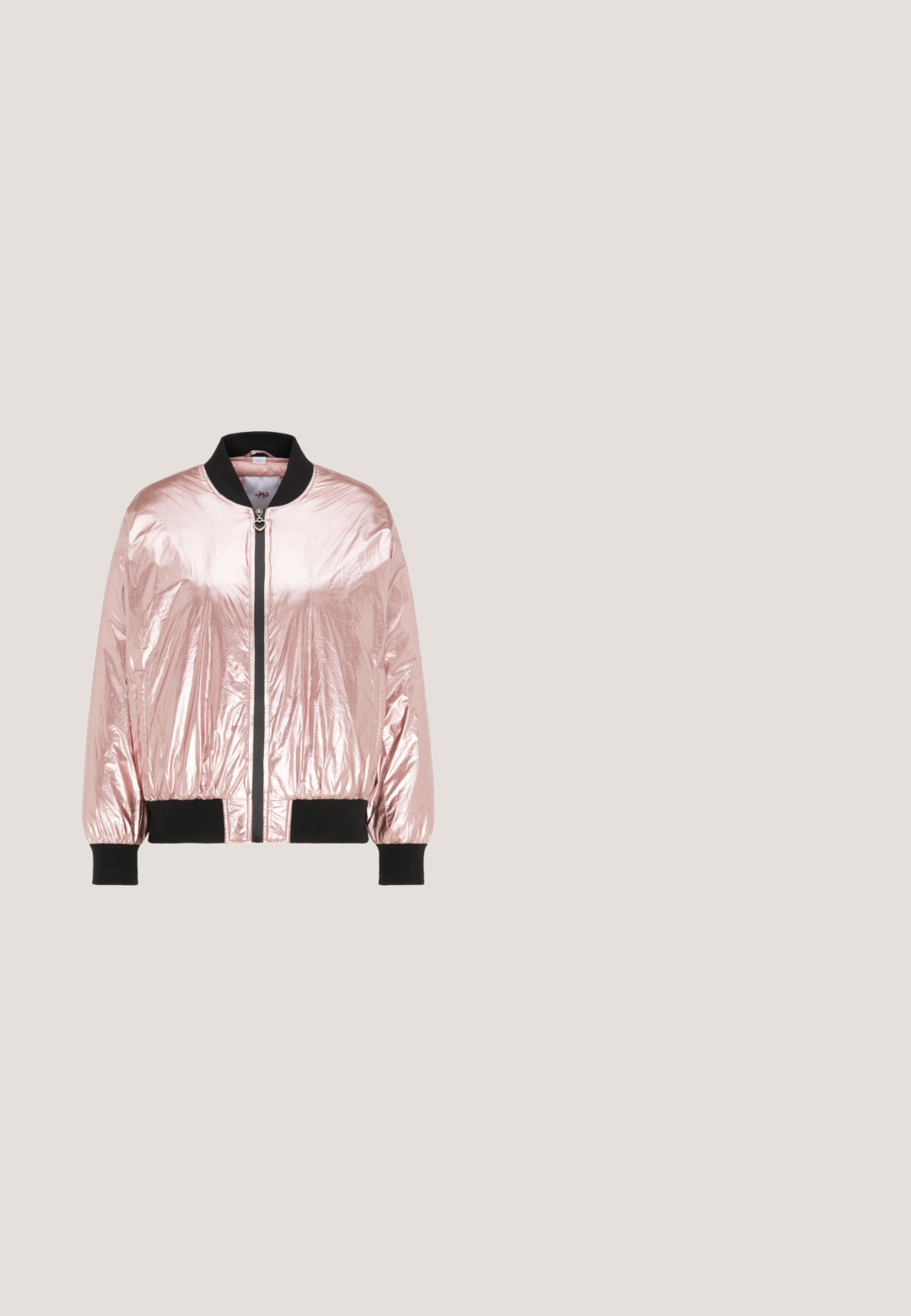 Glänzende metallisch pinke Bomberjacke mit schwarzem Kragen, Bündchen und Bund, mit einem Frontreißverschluss mit herzförmigem Zipper.; Schwarzes Langarmoberteil aus transparentem Stoff mit einem gewellten Saum und silbernem Sternenprint. Figurbetonter Schnitt.; Silberne metallische Minirock mit glatter, glänzender Oberfläche, hoher Taille und taillierter Silhouette. Keine sichtbaren Muster oder Akzente.; Robuster Plateausneaker mit metallic-silbernem Obermaterial, weißen Schnürsenkeln und dicker, cremefarbener, strukturierter Sohle, seitlich auf neutralem Hintergrund dargestellt.; Metallisches silbernes Handtasche mit rechteckiger Form, oberem Reißverschluss und Fronttasche. Verfügt über einen kurzen Griff und einen verstellbaren Riemen. Strukturierte Oberfläche.; Dünner silberner Kettengürtel mit rechteckigen Gliedern und einer kleinen Schnalle mit verstellbaren Löchern.