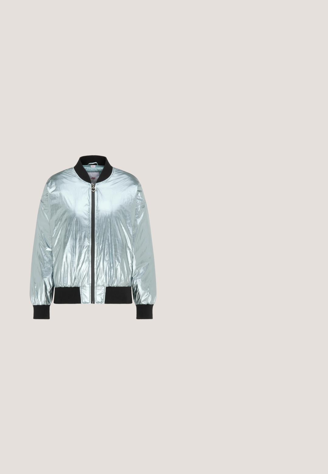 Glänzende silberne Bomberjacke mit schwarzem, geripptem Kragen, Bündchen und Saum und einem Frontreißverschluss mit herzförmigem Zipper.; Weißes Baumwoll-T-Shirt mit kurzen Ärmeln, auf der Vorderseite mit einem glänzenden silbernen "Juicy"-Logo in Schreibschrift versehen. Einfaches und lässiges Design.; Dunkelblaue Jeans mit weitem Bein, hoher Taille, fünf Taschen und Knopfverschluss. Der Stoff hat eine leichte Ausbleichung und eine glatte Textur.; Weißer Sportschuh mit silbernen Akzenten, Obermaterial aus Mesh, gepolsterter Sohle und strukturierten Mustern. Verfügt über Schnürsenkel und ein Markenlogo in der Nähe der Ferse.; Sonnenbrille mit einem schlanken, kantigen Design. Graue transparente Rahmen mit dunklen Gläsern. Verfügt über ein Metallelement am Bügel.; Silberne, semitransparente Hüfttasche mit kurvigem Design, schwarzem verstellbarem Tragegurt und einem oberen Reißverschluss. Das Logo ist auf der Vorderseite angebracht.