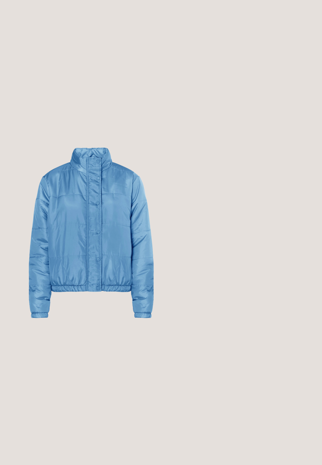 Lichtblauwe gewatteerde jas met hoge kraag, drukknoopsluiting aan de voorkant, lange mouwen en elastische zoom en manchetten.; Lichtblauw-wit gestreept gebreid shirt met korte mouwen, een geribbelde ronde hals en opgepofte mouwen.; Lichtblauwe denimrok met een rechte snit, zichtbare stikseldetails en een bruine knoop in de taille. Lengte tot halverwege de bovenbenen.; Sneakers met een beige mesh bovenwerk, blauwe suède accenten en lichtblauwe veters. Heeft een gestructureerde rubberen zool met spikes voor grip.; Lichtblauwe schoudertas van textuurmateriaal, met een ruitpatroon en een gebogen handvat. Ritssluiting aan de bovenkant.; Blauwe plastic hoepel oorbellen met een glanzende afwerking, voorzien van een gouden sluiting en een zachte, gebogen vorm. Eén oorbel heeft een spitse vorm.