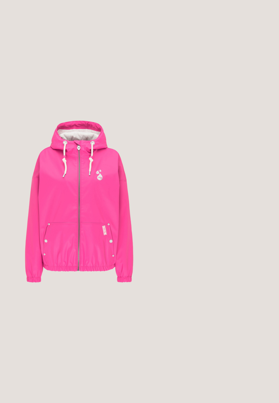 Veste imperméable rose vif avec capuche, fermeture éclair devant, cordons blancs ajustables, poignets élastiques et deux poches à boutons-pression.; T-shirt en coton rose avec un graphique de boîte de sardines orange, des poissons stylisés et le texte "SARDINES Portugal" au centre.; Shorts de sport roses avec une texture douce, taille élastique et poches latérales. Le design présente un ourlet incurvé pour faciliter les mouvements.; Baskets de sport rose clair avec tige en maille respirante, semelle coussinée avec détails de découpes ovales, lacets, et languette à l'arrière.; Sac à épaule rectangulaire rose avec finition crème et bandoulière réglable, avec "Real SuperDry" et texte japonais imprimés à l'avant.; Bracelet en chaîne dorée avec des accents en émail rose. Il est doté d'un fermoir à homard et d'une chaîne d'extension avec une étiquette qui indique "YOKOAMII."
