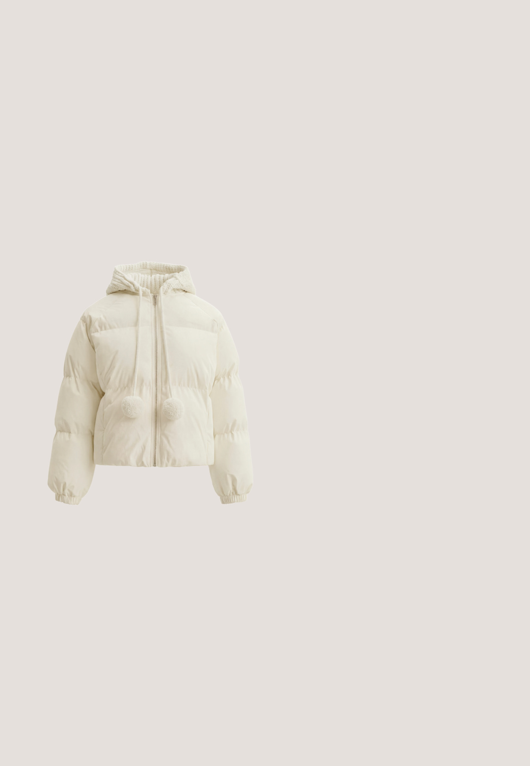 Cremefarvet dynejakke med lynlås foran, ribstrikket hætte, to snore med pomponer og elastiske manchetter. Ingen synligt mærke.; Lys grå, cropped striktrøje med høj turtleneck, brede ærmer og struktureret ribbet mønster. Blødt materiale med en lidt løs pasform.; Blå jeans med lige ben med let falmning og et brunt læderbælte trækket gennem bærestropperne i taljen på en hvid baggrund.; Tan ruskindsankelstøvle med en fluffy cremefarvet kunstpelskrave, der har et sort og beige "ST MORITZ" mærke samt en tekstureret sål.; Skildpaddebriller med ovale linser, der har en glat overflade, slanke stænger og subtile mønstre, der minder om tigerstriber.; Lille beige håndtaske med blød tekstur, med bredt bælte med guldlås og kort håndtag på toppen mod en ensfarvet baggrund.