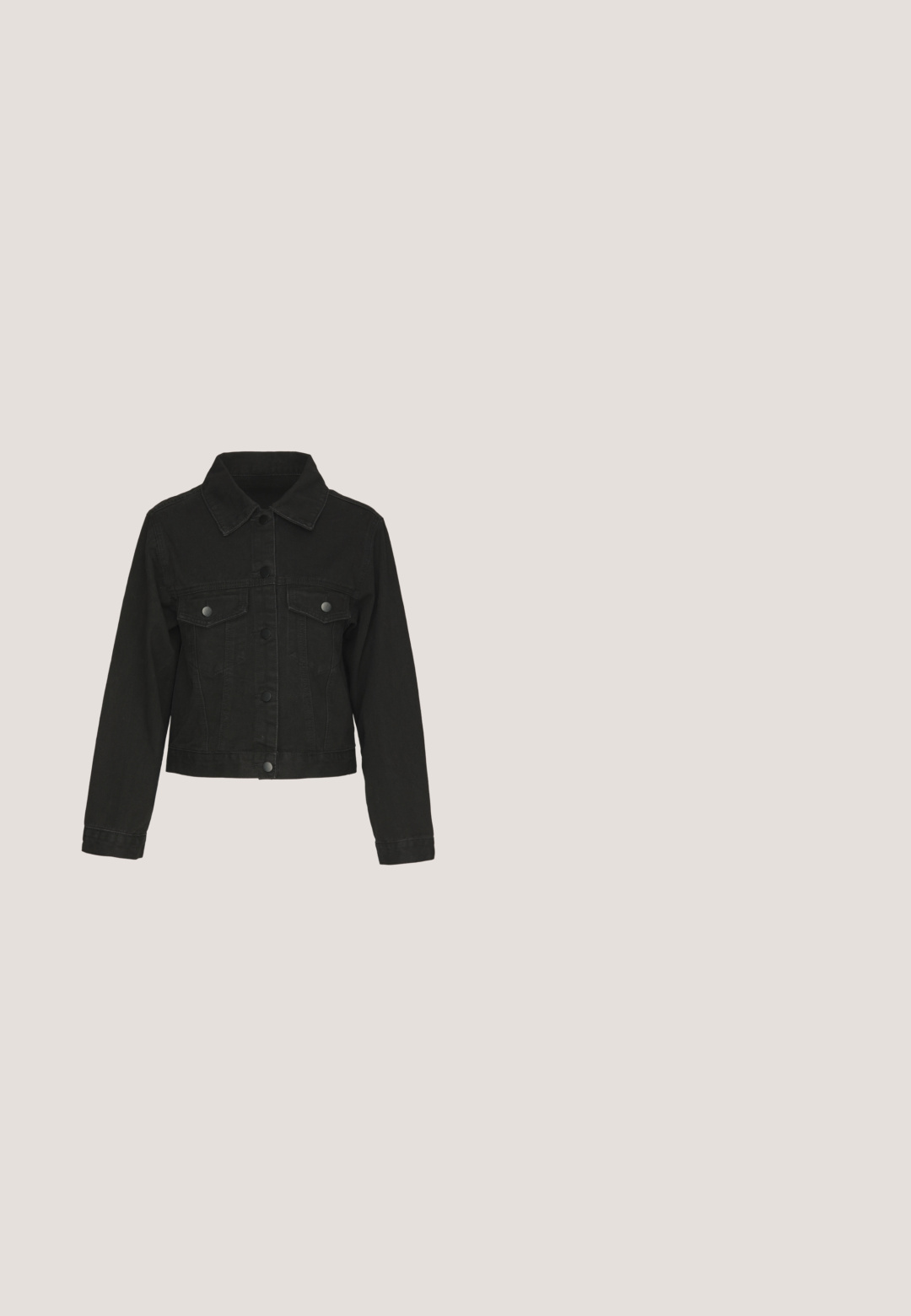Schwarze Jeansjacke mit langen Ärmeln, Knopfleiste vorne, zwei Brusttaschen mit Patte und Knopf sowie traditionellem Kragen.; Schwarzes T-Shirt mit kurzen Ärmeln, das ein verziertes Rosendesign aus metallischen Nieten auf der Vorderseite zeigt, aus weichem, dehnbarem Stoff gefertigt.; Schwarze Jeansshorts mit hoher Taille, Fünf-Taschen-Design und Knopfverschluss. Der Stoff hat eine subtile Textur und verwaschene Optik.; Schwarze Wildleder-Ankle Boots mit einem lässigen Design, flacher Sohle und quadratischer Zehenpartie, präsentiert auf dunklen Beinen vor einem hellen Hintergrund.; Schwarze ovale Sonnenbrille mit dicken Rahmen und dunkel getönten Gläsern, die auf einer hellen Oberfläche liegt.; Schwarze Lederschultertasche mit Metallschrauben-Details, verstellbarem Riemen und Reißverschluss auf weißem Hintergrund.