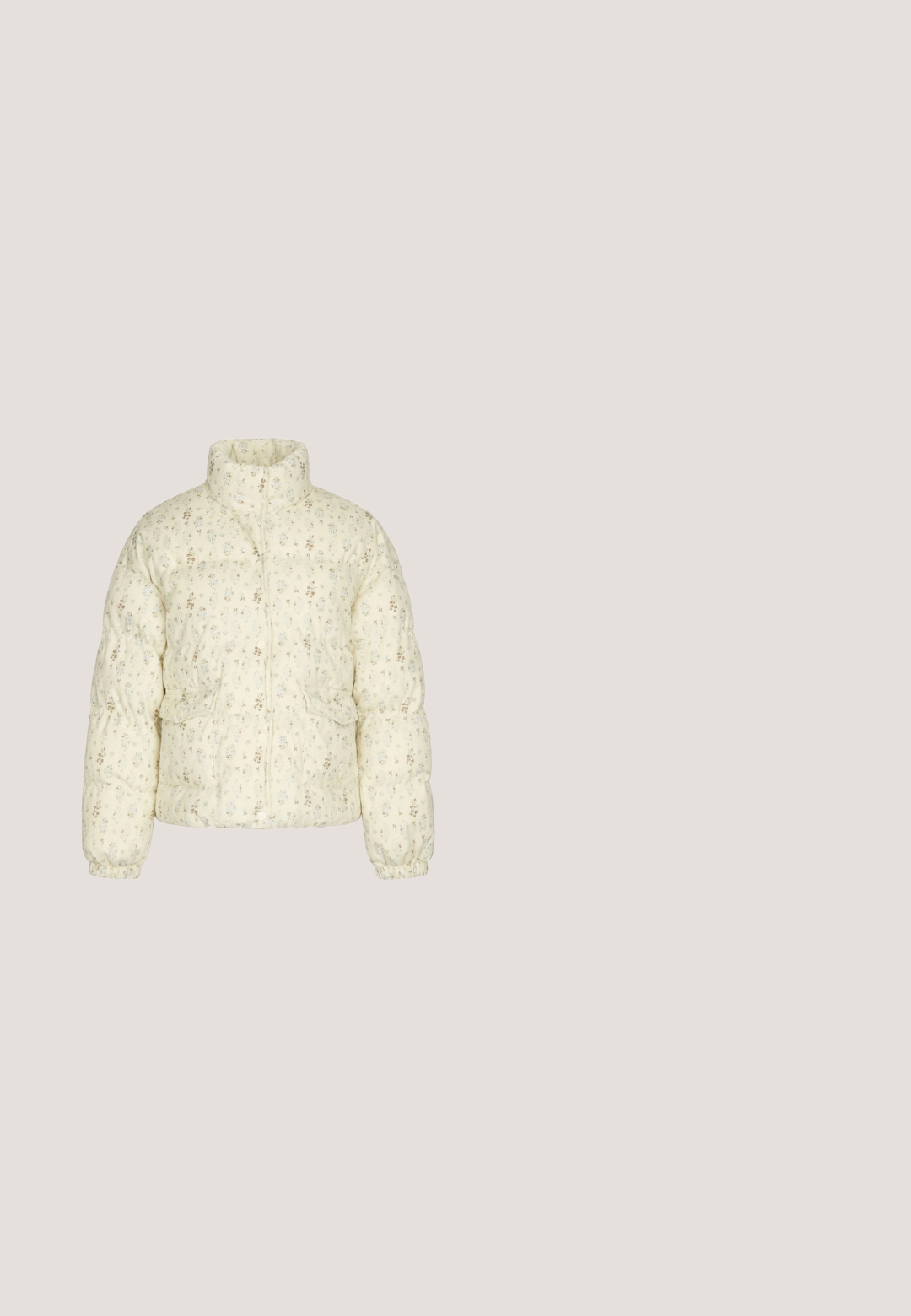 Hellbeige Steppjacke mit hohem Kragen und zwei Fronttaschen, bedeckt mit einem kleinen, zarten Blumenmuster.; Gelbes Strickjacke aus weichem Strickstoff, mit Rundhalsausschnitt, Knopfverschluss vorne und langen Ärmeln mit gerippten Bündchen.; Weicher gelber Kurzarmpullover mit Rundhalsausschnitt und legerem Schnitt, auf weißem Hintergrund präsentiert.; Gelbe weit geschnittene Häkelstrickhose mit hoher Taille und offenem Strickmuster.; Niedrig geschnittener gelb-beiger Sneaker mit weißen Schnürsenkeln, brauner Gummisohle mit runden Profilen und blauem Markenlaschen am Fersenbereich.; Gelbe gewebte Lederhandtasche mit geschwungener Form, ausgestattet mit einem einzelnen Tragegurt und einem goldenen Kugelakzent. Reißverschluss oben. Texturierte Oberfläche.