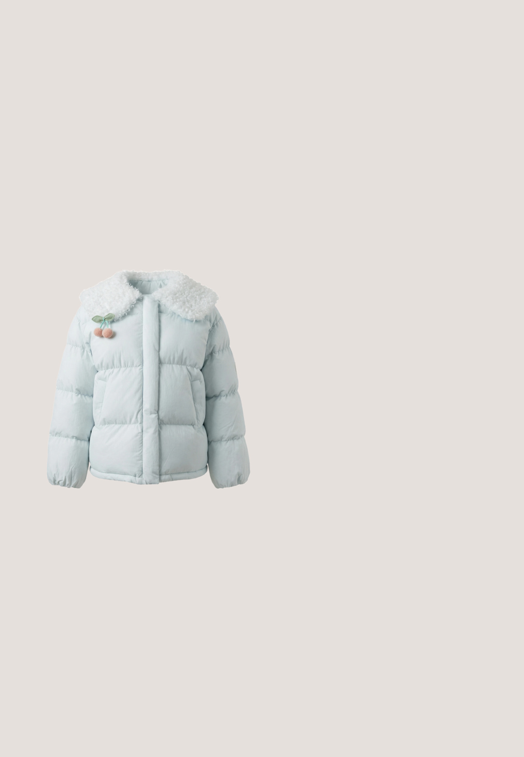 Hellblaue Steppjacke mit fluffigem weißen Kragen, zwei Fronttaschen und einer pinken Bommelkirsch-Verzierung nahe der Schulter.; Karl Kani SIGNATURE CREW - Sweatshirt - light blue; Hellblauses Baumwoll-T-Shirt mit kurzen Ärmeln, Rundhalsausschnitt und einem bedruckten Grafikelement mit dem Schriftzug "Dreamers Open 24/7" in navyblau.; Blaue Jeans aus Denim mit geraden Beinen, vorne Knopf- und Reißverschluss sowie vordere und hintere Taschen, vor weißem Hintergrund dargestellt.; Hellblaue Low-Top Reebok Sneaker mit pinken Akzenten, weißer Zwischensohle, Gummiaußensohle und Schnürverschluss.; Blaue Eastpak Schultertasche mit verstellbarem Riemen, geschwungener Form, gesteppter Textur und Reißverschluss mit schwarzem Zugband.