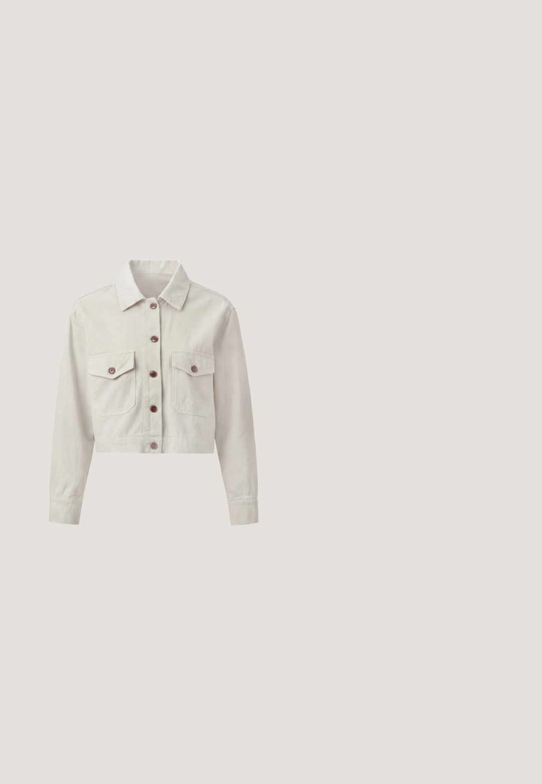 Beige cropped jack met lange mouwen, knoopsluiting, twee borstzakken met knoopklep en een puntige kraag.; Lange, lichte jurk met een bloempatroon in teal en wit. Kenmerkt zich door een hoge halslijn, lange mouwen en een decoratieve gouden zoom.; Lichtbruine suède laars tot halverwege de kuit met een spits toelopende neus en een opgestapelde houten blokhak.; Zonnebril met vierkante montuur in schildpadmotief, donkere bruine glazen en gouden accenten op de pootjes.; Bruine leren handtas met krokodillenstructuur, zilveren kettinkdetail en schouderriem, Lancaster Paris-logo aan de voorkant in het midden.; Gouden ketting met delicate kettingen, met een centraal oogvormig ontwerp versierd met heldere kralen en kleine hangende accenten.