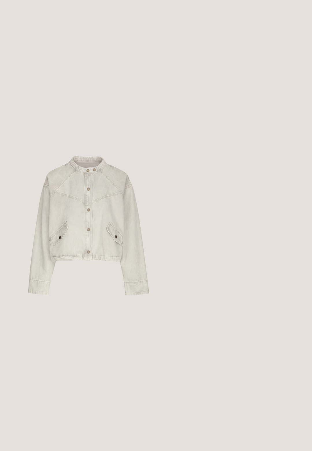 Licht beige cropped spijkerjack met lange mouwen, opstaande kraag met drukknoopsluiting, voor aan knoopsluiting en twee klepzakken aan de voorkant.; Zwart-wit gestreept t-shirt van zacht katoen, met een ronde hals en korte mouwen, voorzien van gelijkmatig verdeelde horizontale strepen.; Donkerdenim rok met rechte snit, voorzien van vijf zakken, een messing knoopsluiting en contrasterende stiksels langs de naden.; Witte lage sneaker met rode Nike-swoosh en rode bloemenversieringen langs de zijkant en hiel op een witte achtergrond.; LANCASTER SUAVE ACE - Handtas - carmin; Lucardi Oorbellen - gold-coloured