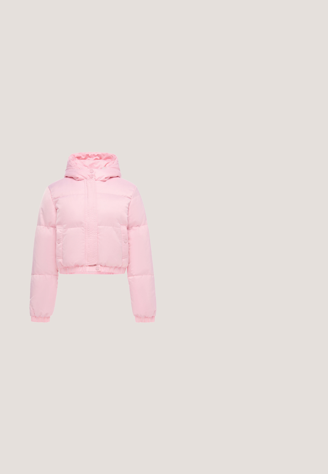Doudoune courte rose clair avec capuche, boutons-pression à l'avant, poches latérales et poignets élastiques aux manches longues.; Haut en maille côtelée rose clair à manches courtes avec bords en forme de vague aux manches et à l'ourlet, encolure ronde et motif vertical subtil.; Pantalons larges de couleur rose clair avec une taille élastique et des détails de cordon, présentés sur un fond neutre.; Baskets roses claires avec une tige en tissu texturé, présentant des accents et des lacets blancs, une semelle en caoutchouc plate et un logo discret à l'arrière.; Petit sac à main rose clair avec poignées tressées, une poche avant zippée et une bandoulière réglable avec fermoirs métalliques.; Bracelet en or avec des pierres rondes roses alternées et des perles blanches entourées de petits cristaux clairs, fermé par un fermoir.