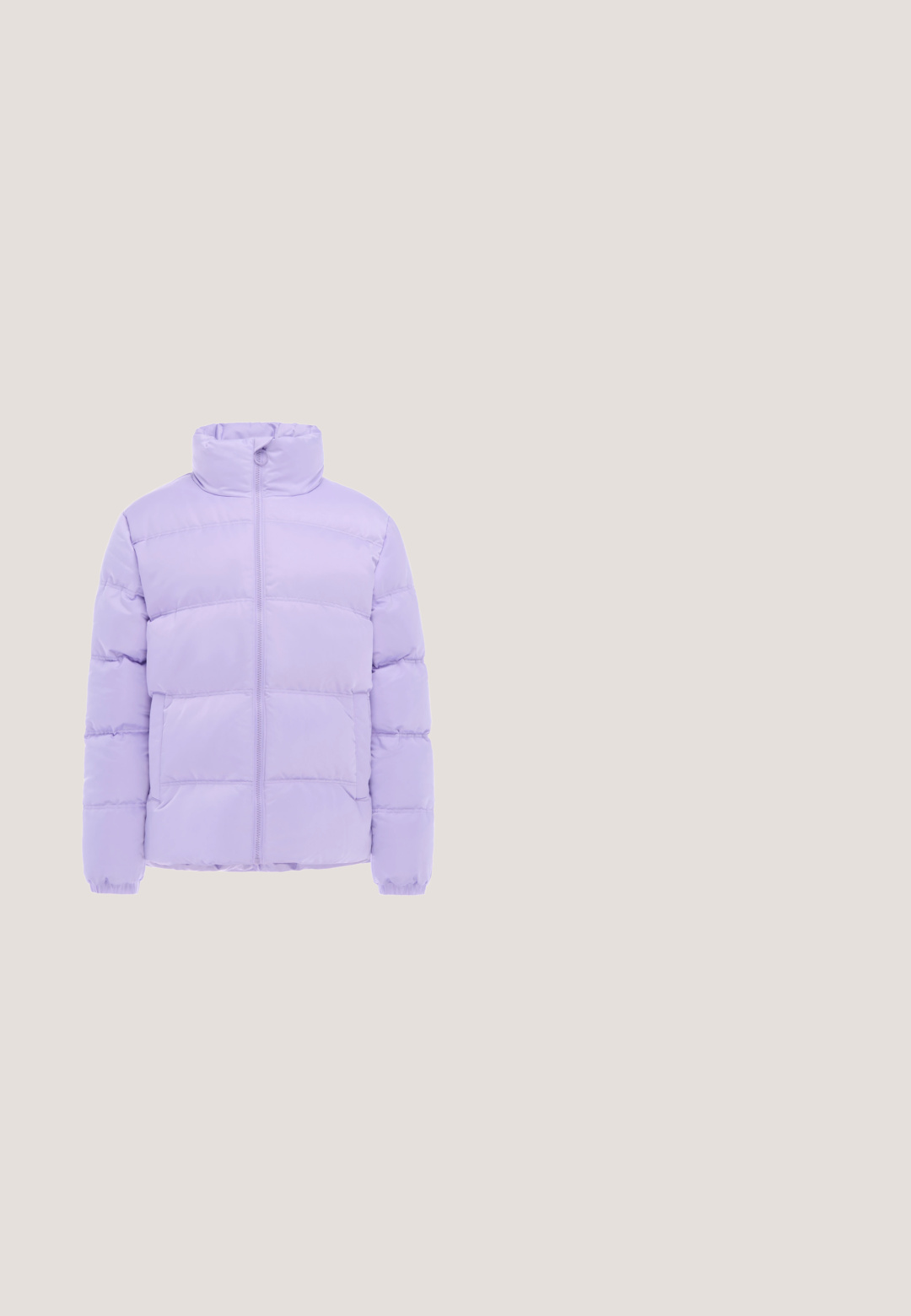 Lavendelkleurige pufferjas met een hoge kraag, een voorrits, twee voorzakken en elastische boorden aan de lange mouwen.; Lavendel hoodie gemaakt van zacht katoen. Heeft een voorzak, een capuchon met trekkoord en een paarse vlinderafbeelding boven de zak.; Paarse cropped t-shirt van zacht materiaal, met een ronde hals en korte mouwen. Soepele textuur zonder zichtbare patronen of accenten.; Paarse joggingbroek met een elastische tailleband, zijzakken en een gouden grafisch ontwerp op het linkerpoot. Zacht materiaal met een losse pasvorm.; Witte en lavendel platform sneakers met gestructureerde oppervlakken, contrasterende stiksels en ronde veters. Rond neu en gevoerde kraag.; Lavendelkleurige gewatteerde crossbodytas met zilveren kettingriem en rechthoekige DeeZee-logopatch aan de voorkant.