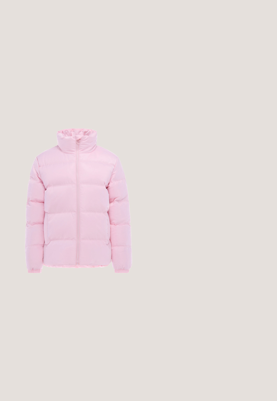Doudoune rose clair avec col montant, fermeture éclair devant, manches longues, matelassage horizontal et poches latérales.; Pull doux et moelleux à encolure ras du cou avec des rayures horizontales dans des tons de rose, violet et blanc, manches longues, et poignets et ourlet côtelés.; T-shirt à manches courtes rose clair avec col rond et motif texturé de lèvres sur le devant.; Pantalon large rose clair avec taille élastique, sans poches visibles ni fermetures, présenté de face sur un fond blanc.; Baskets rose pâle mêlant daim et toile, avec un bout rond, des lacets blancs et des accents vert menthe au talon.; Sac à main en cuir rose doux avec poignée triangulaire arrondie et bandoulière beige réglable, marqué "Bimba y Lola" sur la partie inférieure avant.