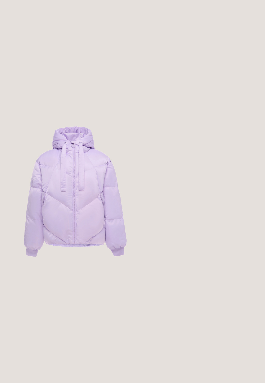 Lichtpaarse gewatteerde jas met capuchon, ritssluiting aan de voorkant, trekkoorden, zijzakken en geribde boorden aan de mouwen.; Zwarte sweatshirt van zacht materiaal, met een roze geborduurde strik aan de voorkant. Ronde halslijn, lange mouwen en geribbelde manchetten.; Roze katoenen T-shirt met een losse pasvorm. Heeft korte mouwen en een decoratief, sprankelend rhinestone tekstontwerp aan de voorkant.; Lichtroze joggingbroek gemaakt van zachte stof, met een elastische tailleband en boorden, en een klein rood hartlogo detail.; Stevige plateau-sneaker in beige en roze met dikke zool, veters aan de voorkant en merkdetails op de zijkant en hiel.; Roze schoudertas gemaakt van zacht textiel, met een ronde, sculpturale vorm en zilveren hardware, en een verstelbare schouderriem.