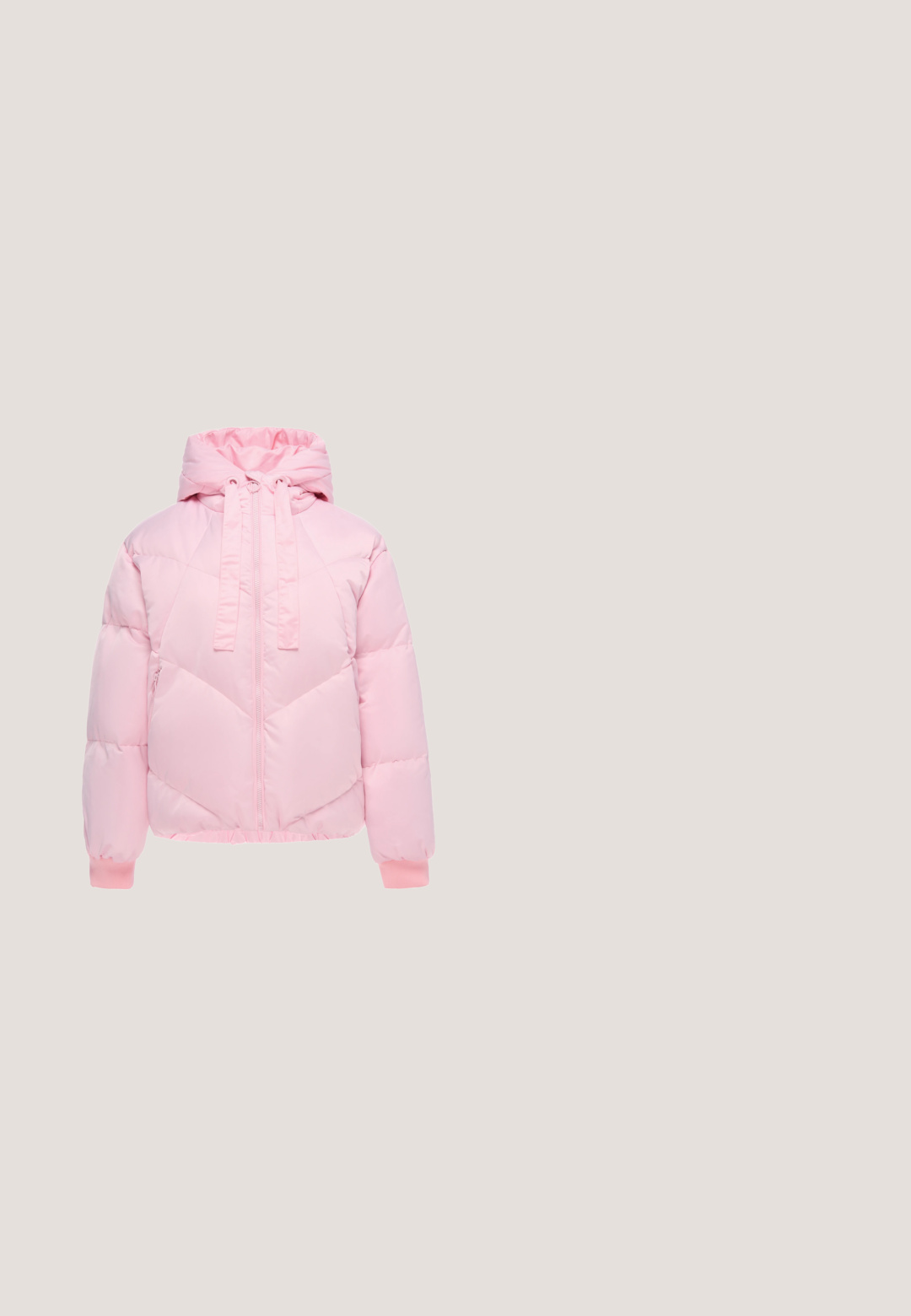 Hellrosa wattierte Winterjacke mit Kapuze, Frontreißverschluss, Kordelzügen und gerippten Bündchen an den Ärmeln.; Pullover mit Rundhalsausschnitt, rosa und weißen horizontalen Streifen und langen Ärmeln aus weichem, flauschigem Strickstoff.; Gestreiftes T-Shirt mit kurzen Ärmeln in Helllila und Weiß. Weicher Stoff mit rundem Ausschnitt und lockerer Passform. Design mit horizontalen Streifen.; Pastellrosa Baumwollshorts mit elastischem Bund und Kordelzug, mit seitlichen Taschen und rohen Saumkanten.; Rosa Leinenschuhe mit klassischem Niedrigprofil, weißer Gummi-Zehenkappe und schwarzen Akzentstreifen an der Sohle. Flache weiße Schnürsenkel.; Rosa und schwarze Handtasche mit strukturierter Oberfläche, die ein Rautenmuster aufweist, einem geknoteten Tragegurt und einem Reißverschluss oben.