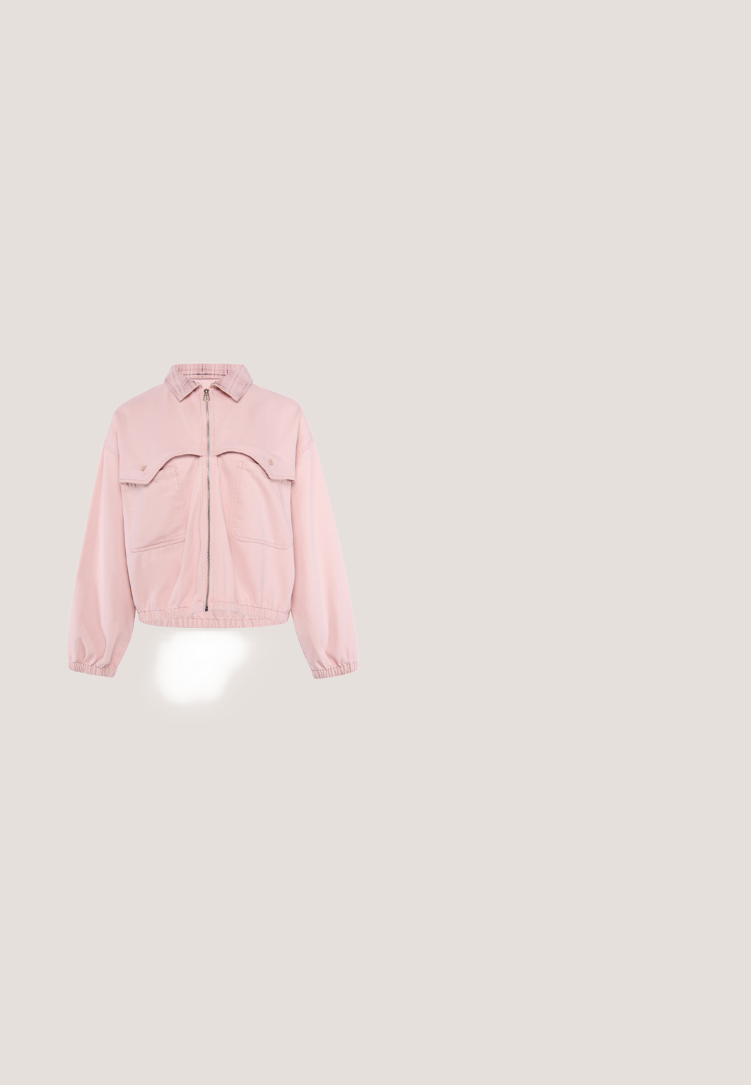 Lichtroze jas met ritssluiting en kraag, twee voorzakken met kleppen, elastische manchetten en een elastische tailleband.; Roze T-shirt met korte mouwen met een afbeelding van een groene fiets die een mandje met roze en witte bloemen draagt.; Lichtroze shorts met verticale marineblauwe strepen, elastische tailleband en zijzakken. Gemaakt van een zachte stof met een losse pasvorm.; Roze veter enkellaars met bloemenprint aan de zijkant, gevoerde kraag en dikke rubberen zool met diepe groeven.; Roze draagtas met lange handgrepen, versierd met kleine rode stippen, roze bloemen en teddyberen die blauwe jassen en rode hoeden dragen.; Gouden ketting met verschillende bedels waaronder een ster, hart, vlinder, parel en gekleurde edelstenen, die samen een speels ontwerp vormen.