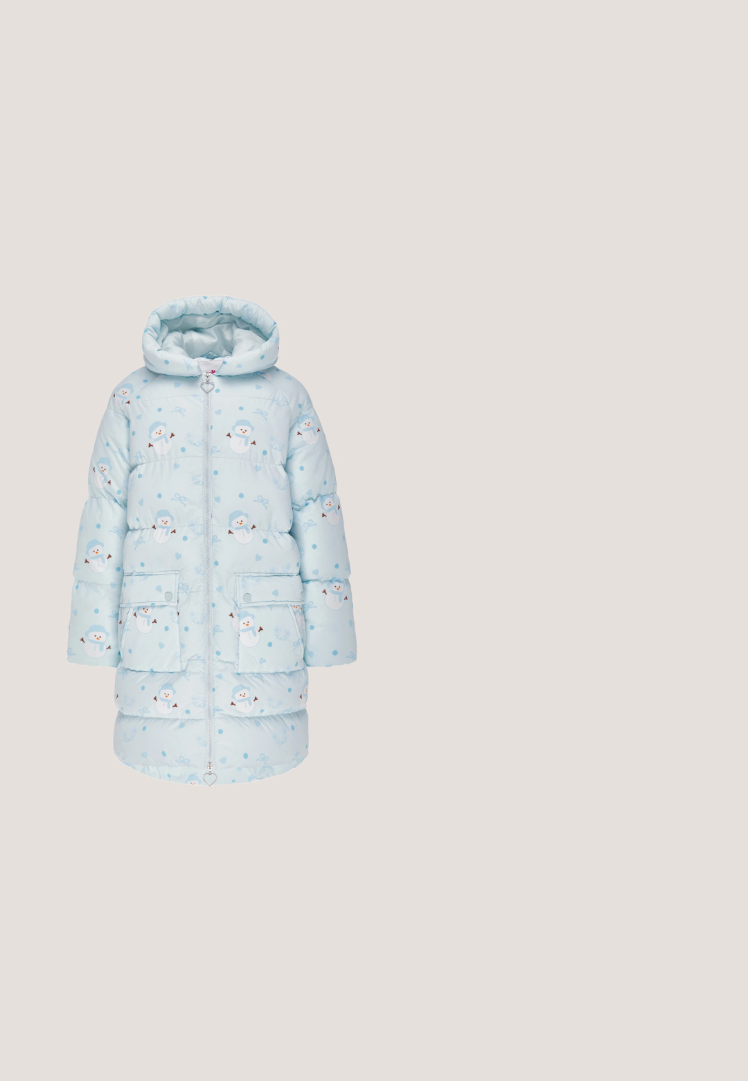 Lichtblauwe gewatteerde jas met capuchon, voorrits en zakken, versierd met kleine sneeuwpoppen en polkadot patronen.; Lichtblauwe cardigan met lange mouwen, knopen aan de voorkant en rode hartjespatronen. Heeft ribgebreide manchetten en zoom. Gemaakt van zachte breimateriaal.; Lichtblauw T-shirt met een kleurrijke tijgerillustratie met oranje, zwarte en roze hartpatronen, omgeven door gele en oranje stervormen.; Donkerdenim broek met een losse pasvorm, voorplooien en verspreide witte parelachtige versieringen over de stof.; Sneaker met een lichtgrijze en blauwe textielen bovenkant, versierd met pailletten en strassstenen, en een zool van gumrubber.; Grijze handtas met twee teddybeer patches, één geel lachend met een tuinbroek en één roze met een strik, en zilveren dubbele handvatten.