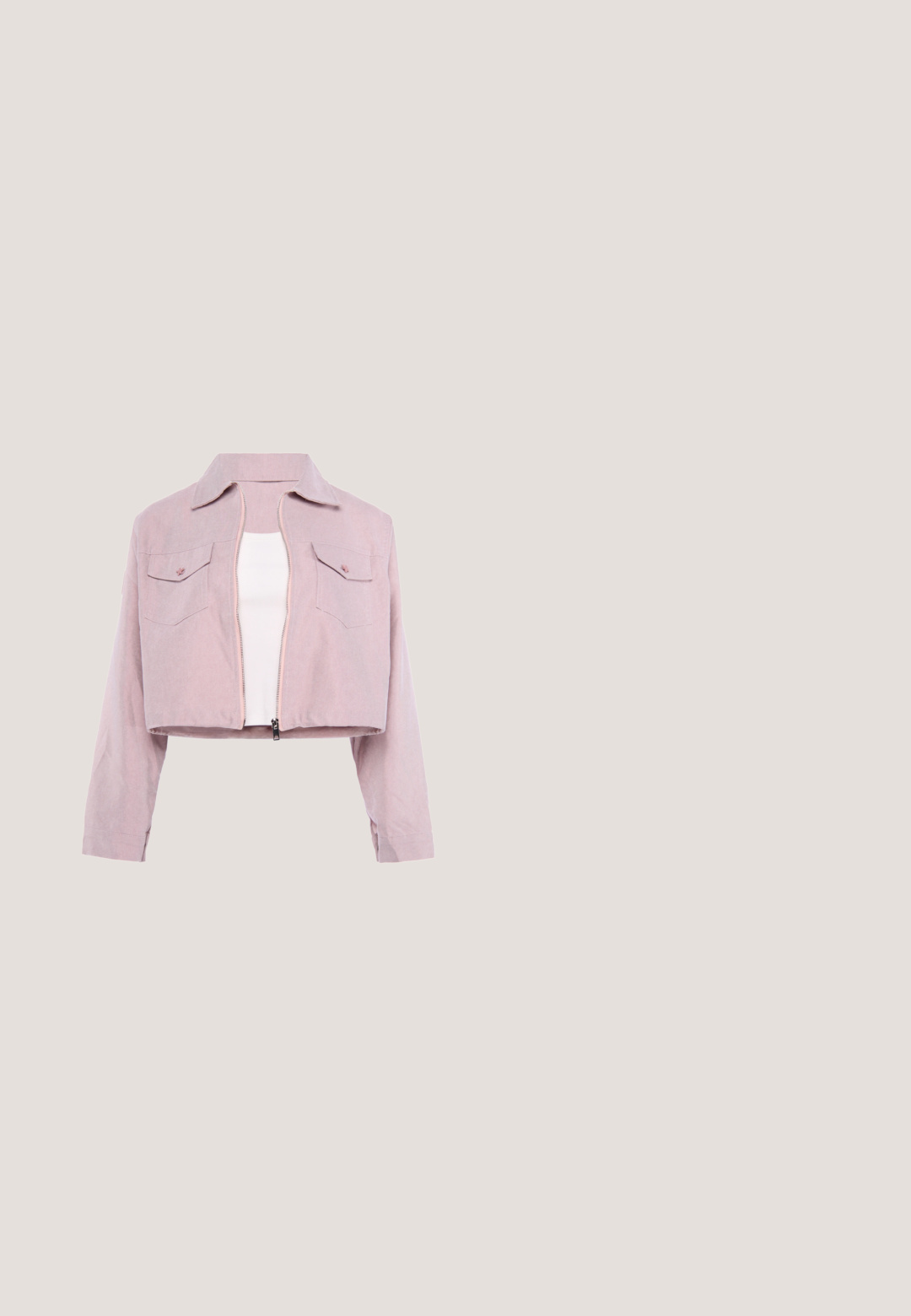 Lichtroze cropped jas met lange mouwen, rits aan de voorkant, kraag en twee borstzakken met knopen over een witte top.; Lila mouwloze romper met een v-hals, knopen aan de voorkant, een elastische tailleband en korte pijpen. Zachte, lichtgewicht stof met een gladde textuur.; Paarse hars sandalen met twee verstelbare banden, voorzien van een matte afwerking en een geëxtraheerde zool. Lichtgewicht ontwerp geschikt voor casual gebruik.; Zonnebril met gouden montuur, roze verloopglazen en gestructureerde roze pootjes, schuin gelegen op een witte ondergrond met zachte schaduwen.; Geweven mandentas met een ronde vorm in roze en crème kleuren, een ronde handgreep en een gestructureerd stro-achtig materiaal.; Delicaat roze gouden kettingarmbandje met kleine meerkleurige kralen en een bloemvormige hanger bij het sluitstuk.